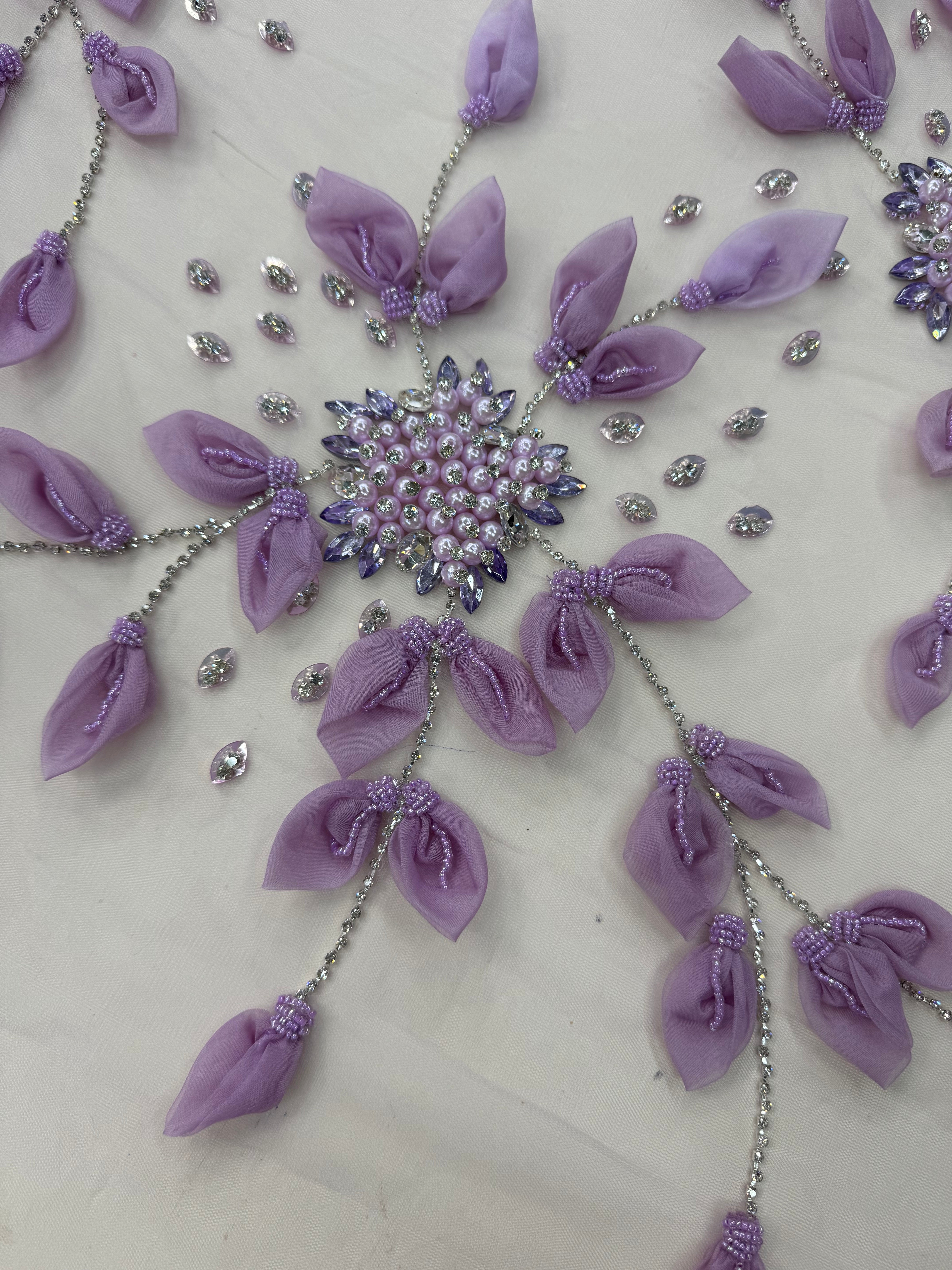 Broderie 3D premium pe tul Model SJT 1362, 140 cm, cu flori textile, perle și cristale