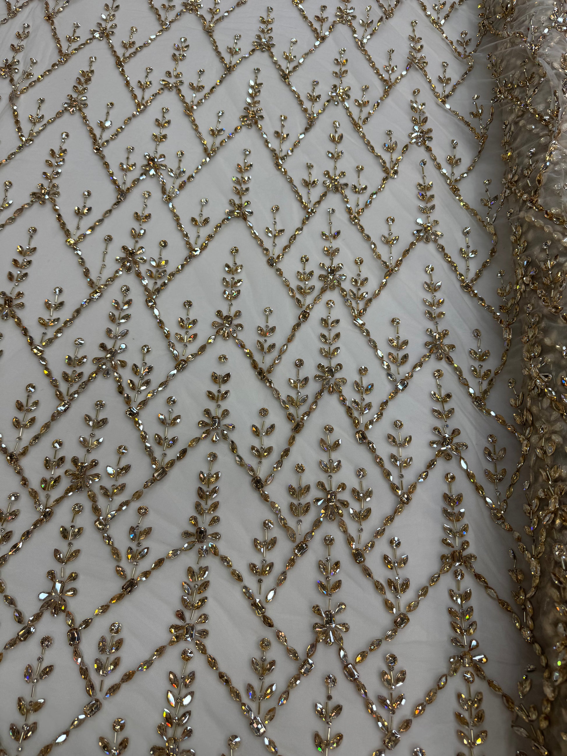 Broderie Luxury 3D pe tul nude Model A 770, 140 cm, cu cristale aurii champagne si aplicatii florale/la metru