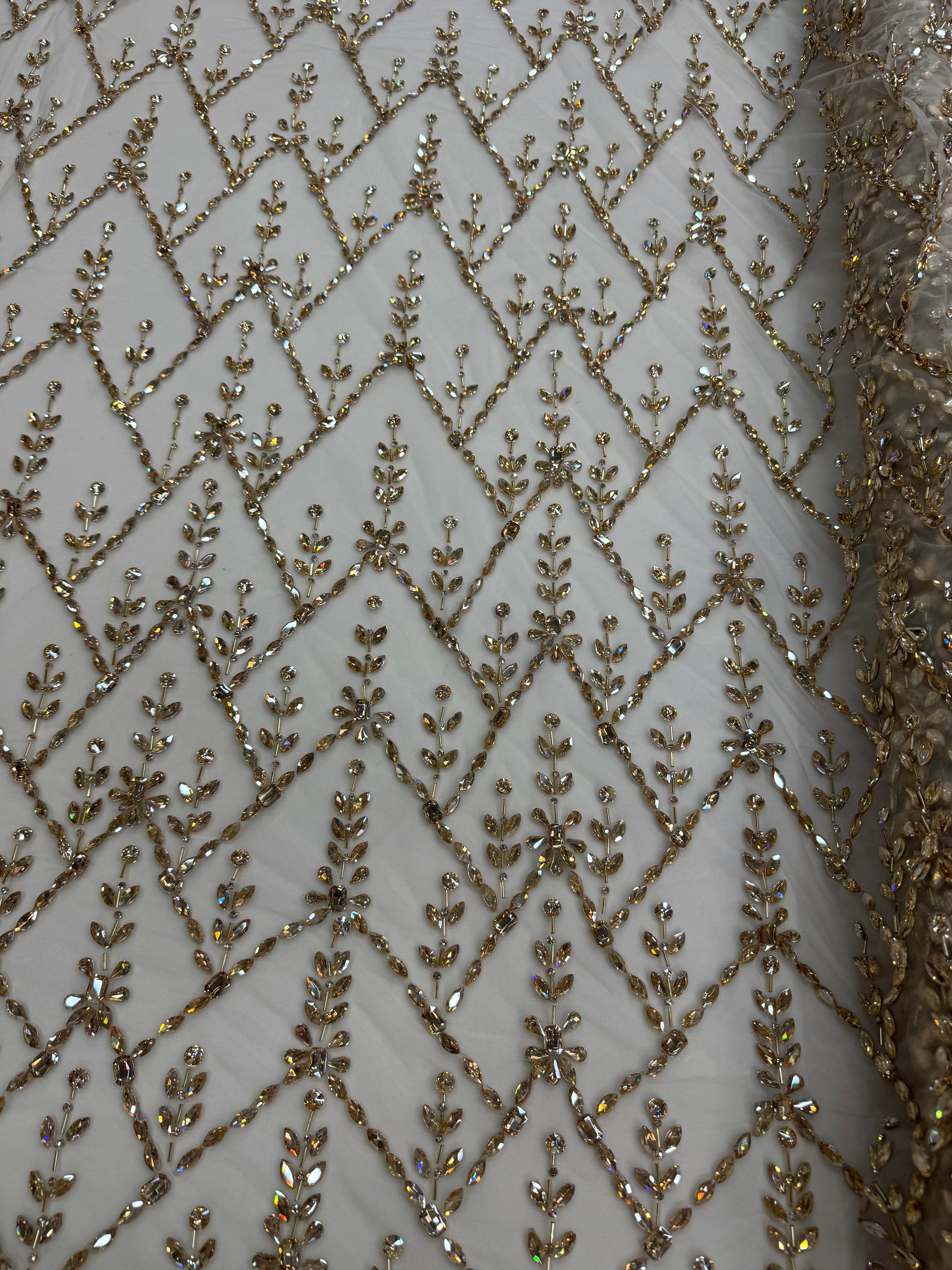 Broderie Luxury 3D pe tul nude Model A 770, 140 cm, cu cristale aurii champagne si aplicatii florale/la metru