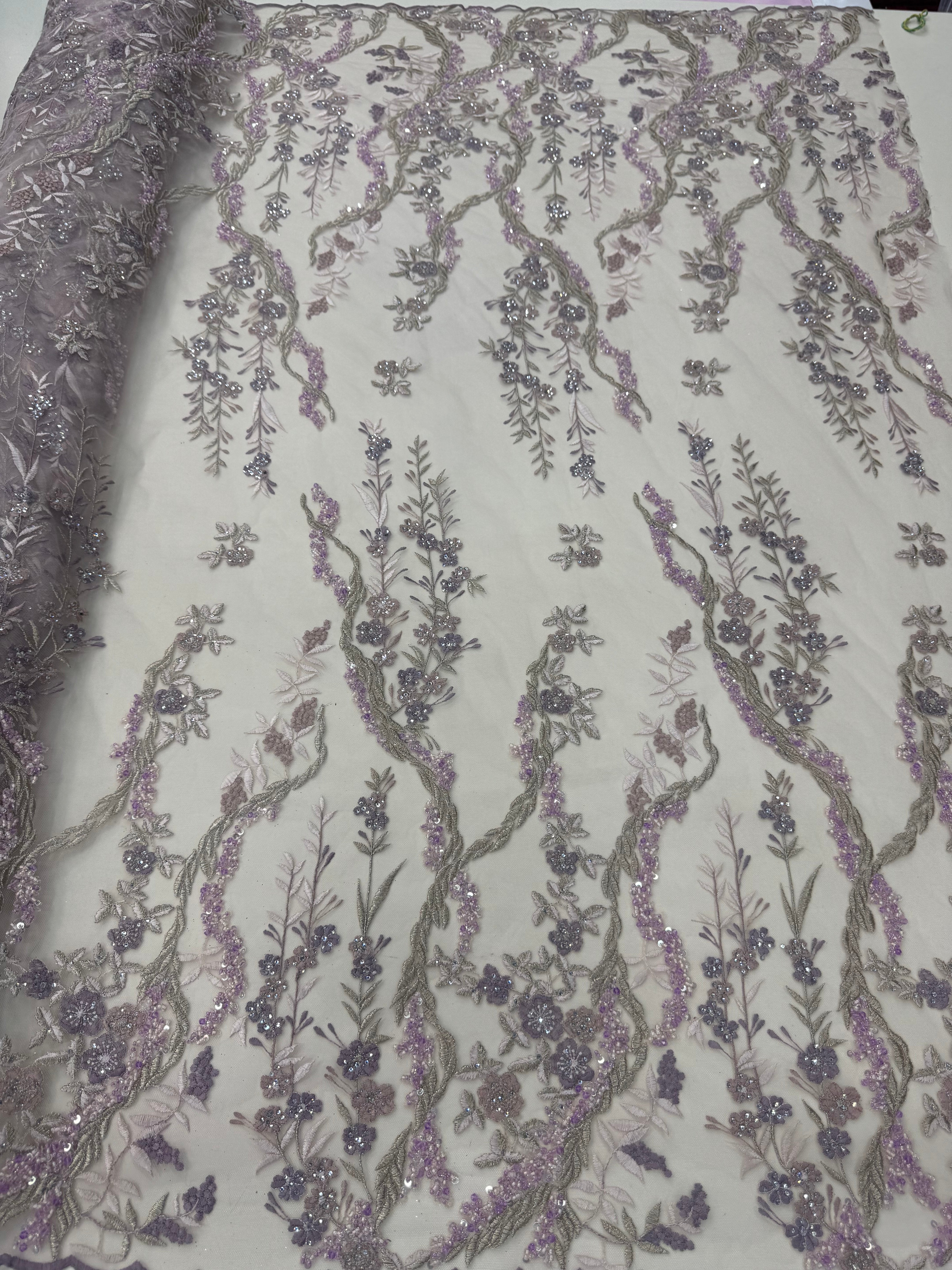 Broderie brodata cu flori mov-lila si margele stralucitoare pe tul fin – material premium pentru rochii elegante