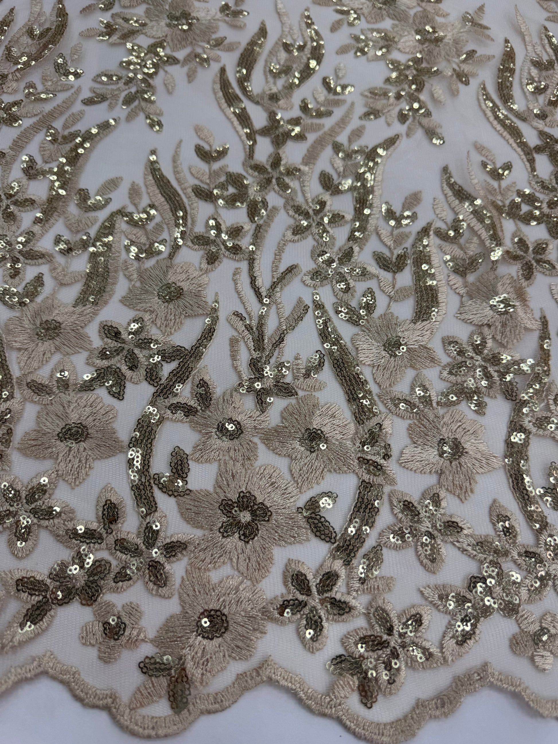 Broderie florala champagne cu paiete fine – material elegant pentru rochii de seara si ocazii speciale