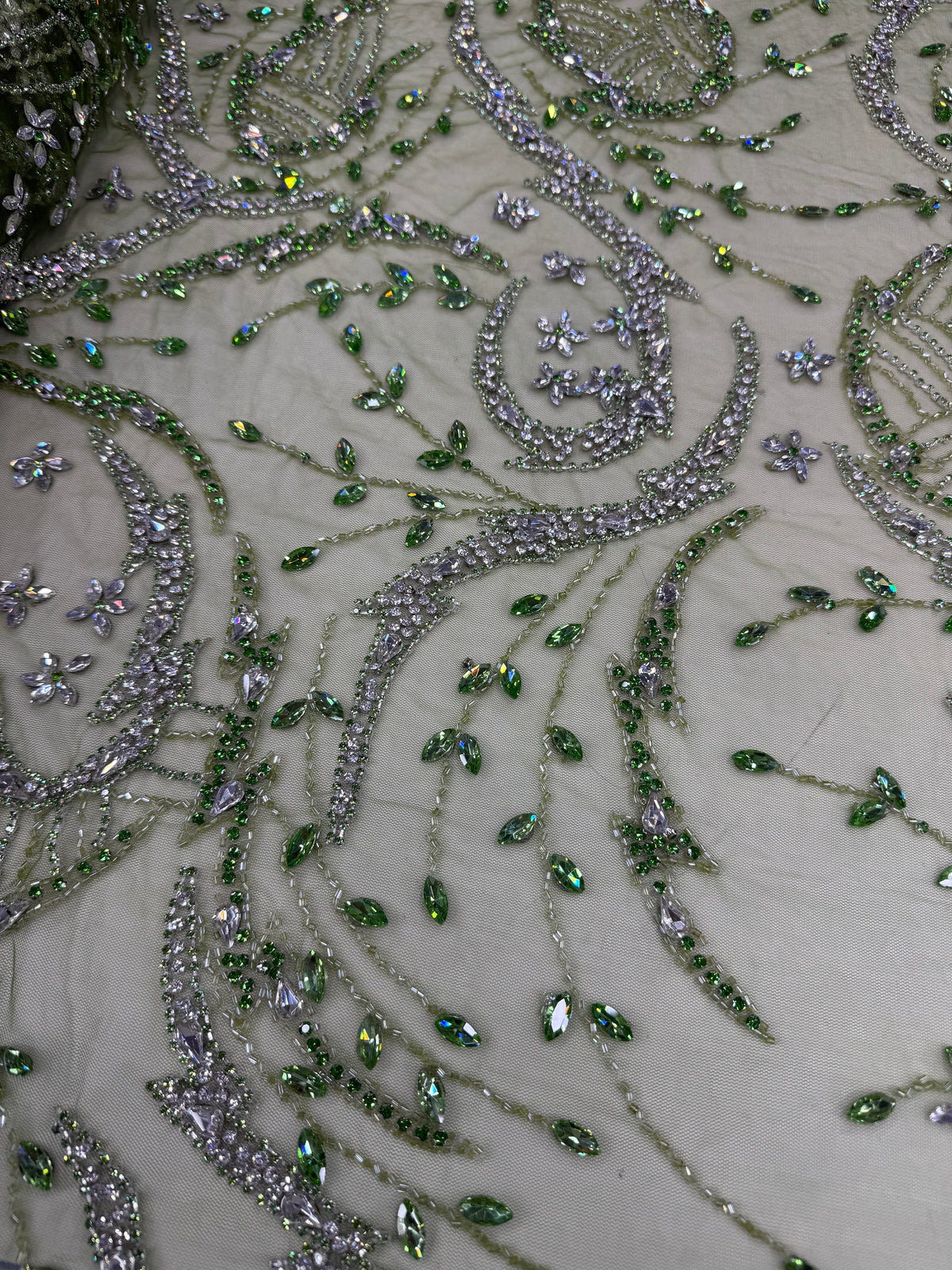 Broderie pe tul verde Model J1 3441, latime 140 cm, cu cristale, margele si aplicatii premium/la metru