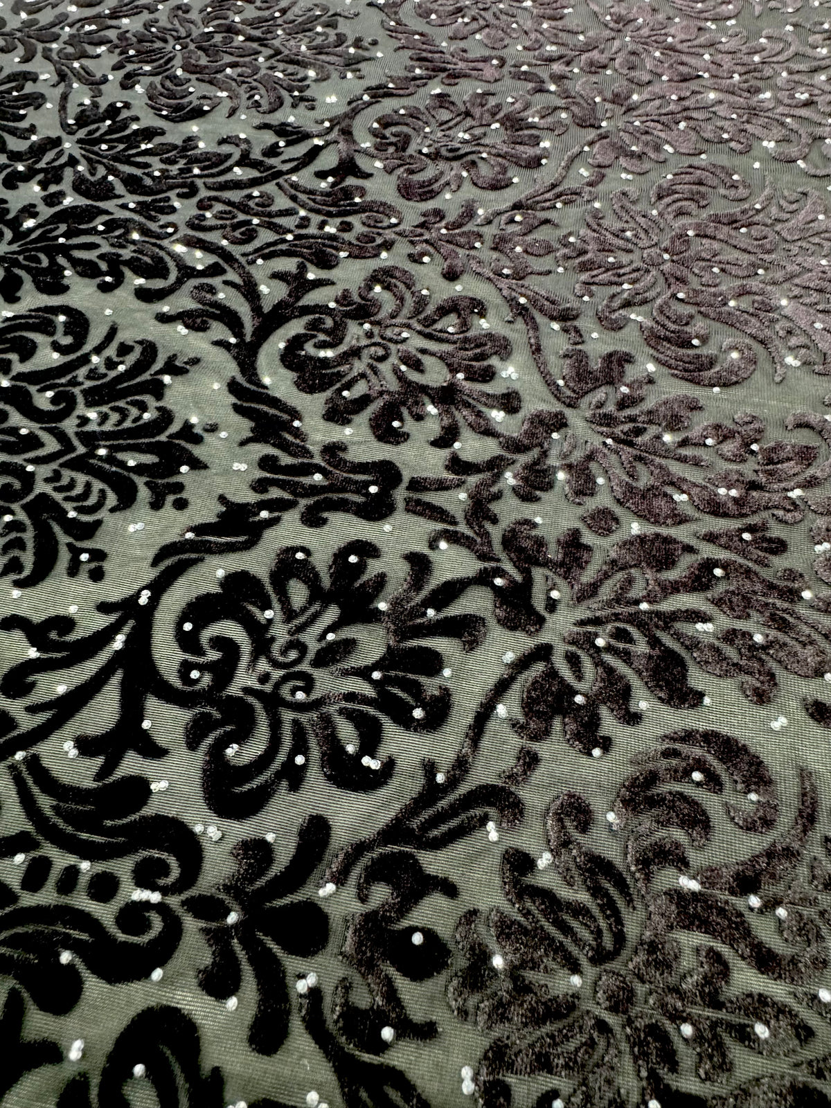 Catifea cu Strasuri si Model Baroc Negru – Material Elegant 140 cm,  la Metru