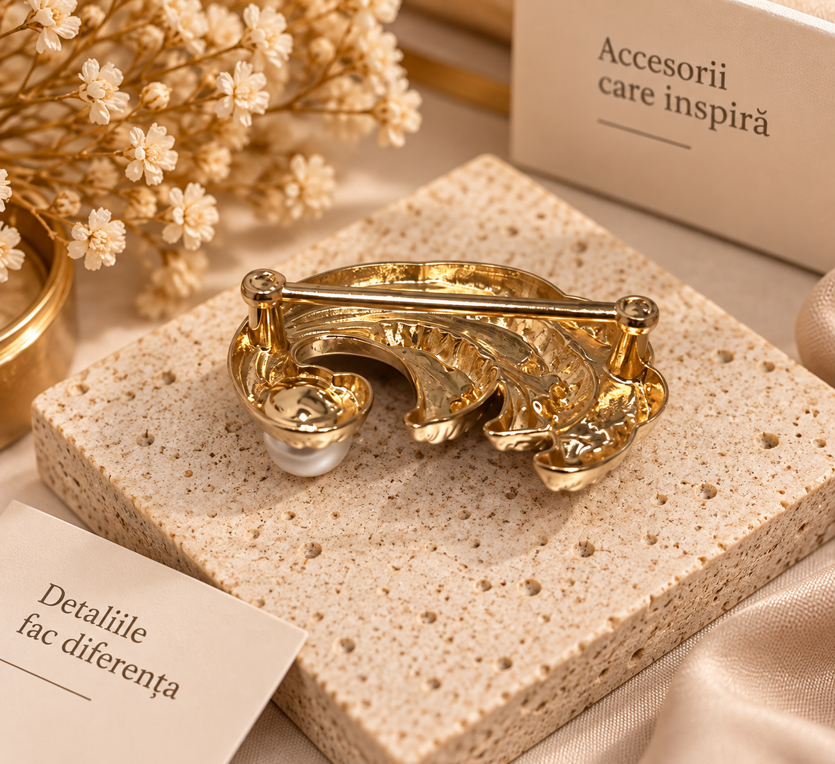 Catarama decorativa aurie pentru curea, model elegant cu perla, 4,5 x 3,5 cm
