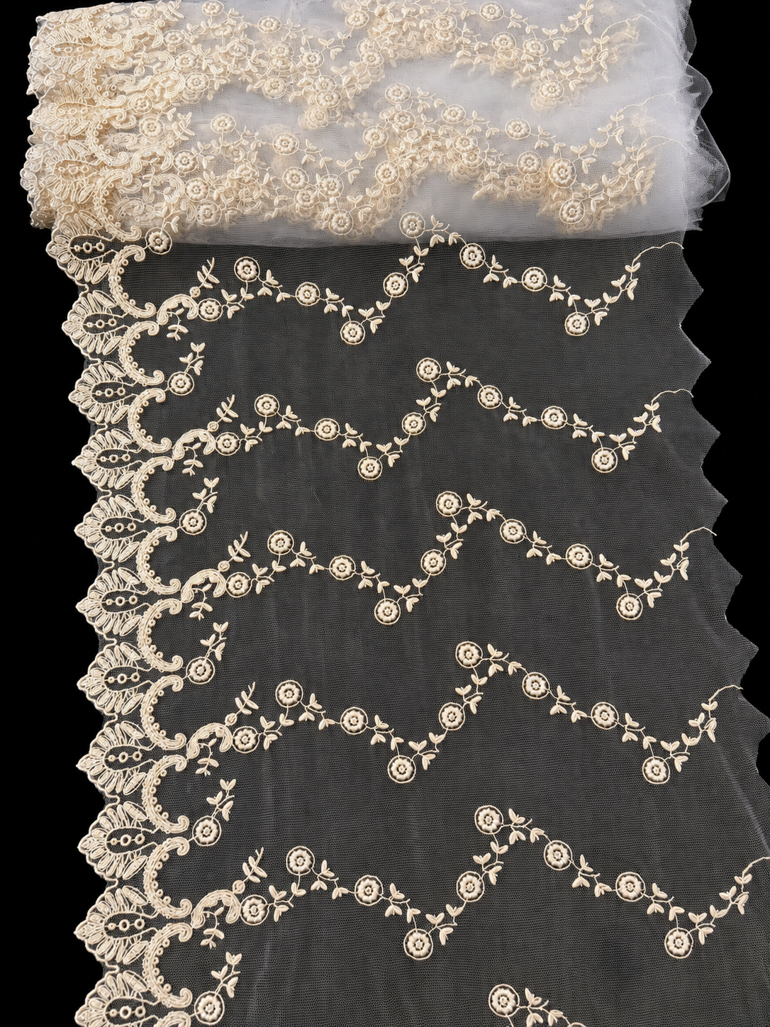 Dantela Brodata pe Tull cu Flori si Margine Decorativa Model 0089 – 33 cm, 10 Yards/Rola (9,14M\Rola)