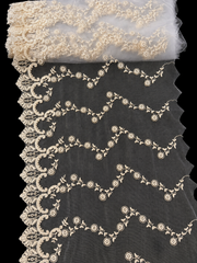 Dantela Brodata pe Tull cu Flori si Margine Decorativa Model 0089 – 33 cm, 10 Yards/Rola (9,14M\Rola)
