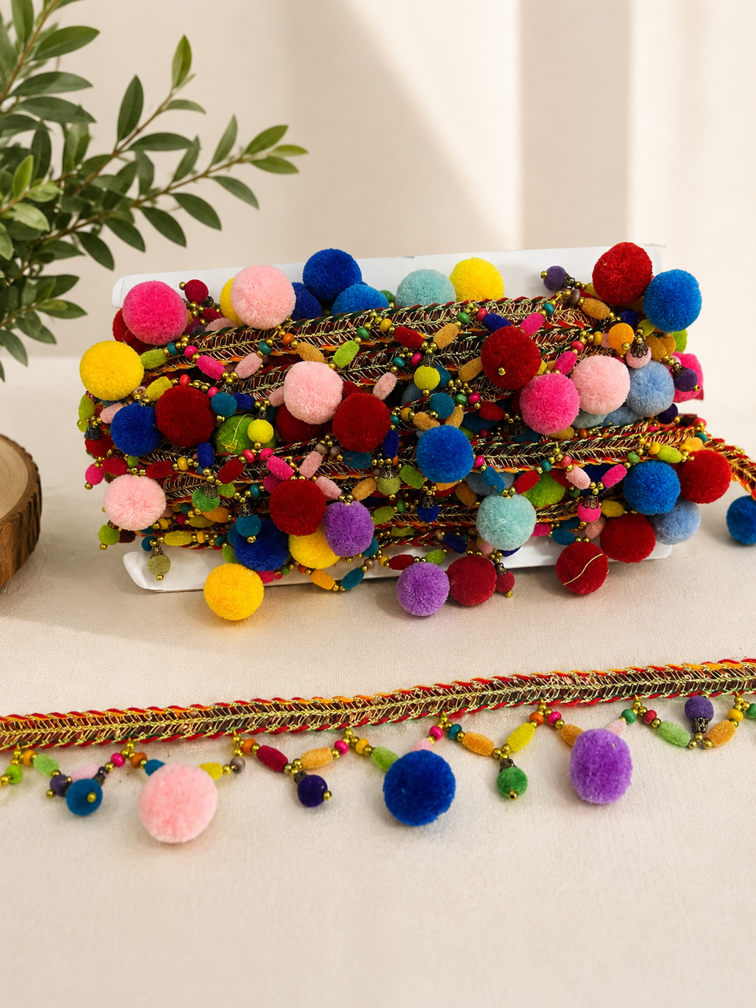 Banda Decorativa cu Ciucuri si Pompoane Multicolore, Margele si Fir Auriu –5 cm\la Metru , Model AT131