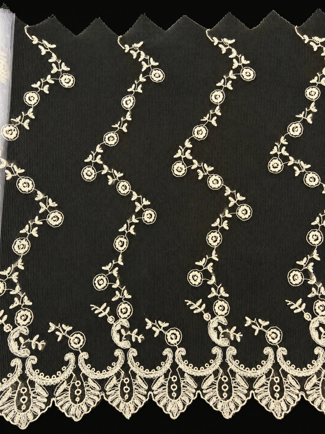 Dantela Brodata pe Tull cu Flori si Margine Decorativa Model 0089 – 33 cm, 10 Yards/Rola (9,14M\Rola)