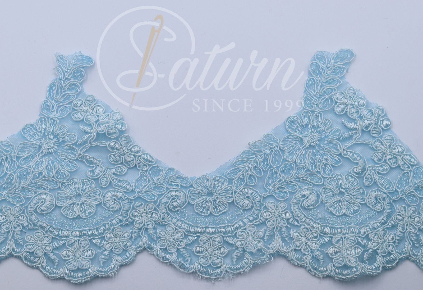 Dantela brodata Carolin pe tul, model floral cu margine scallop – latime 15 cm, 10 yards (9,15 m)