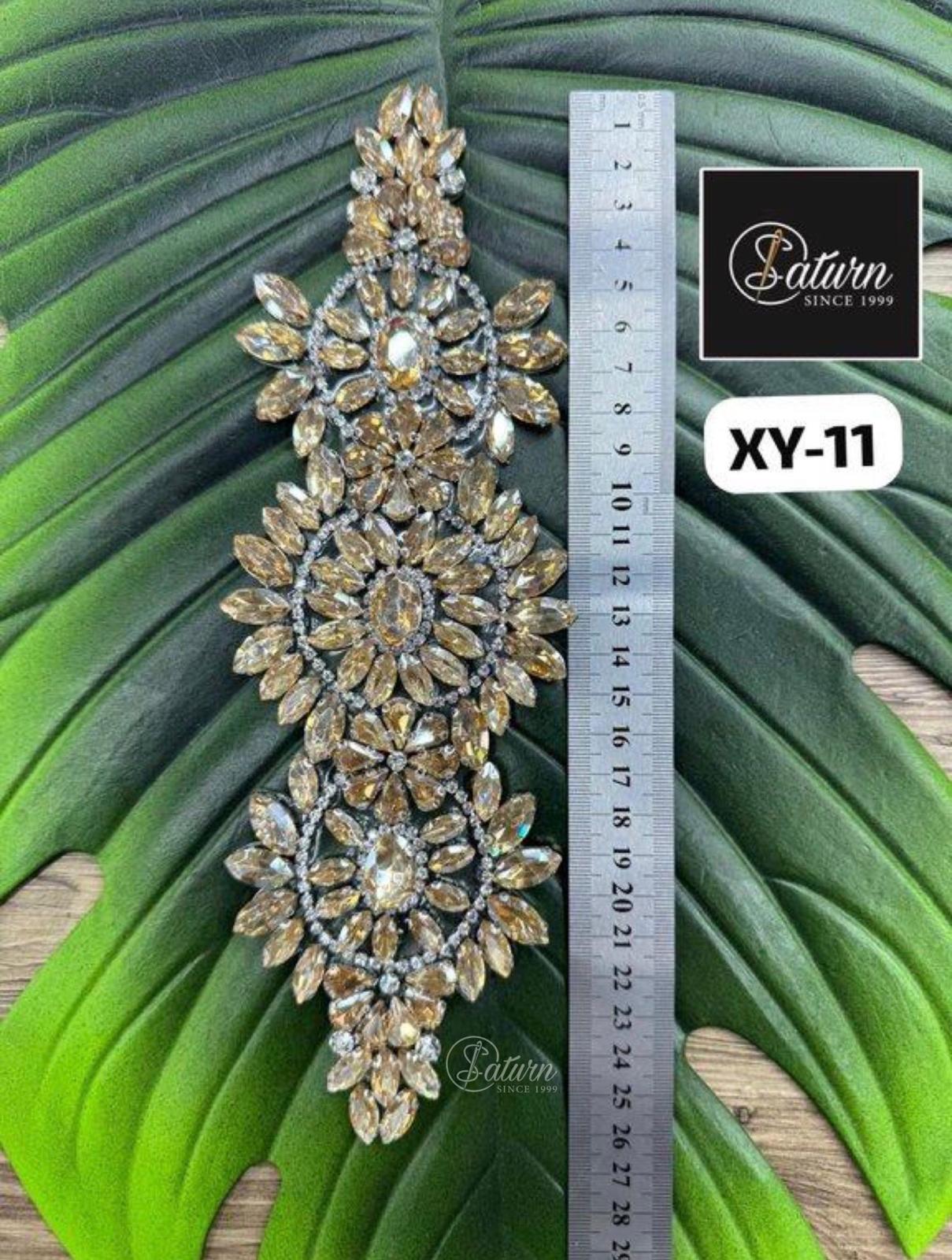 Accesoriu decorativ XY-11 cu cristale aurii 26 cm – ornament elegant de lipit pentru rochii si haine mercerie saturn 