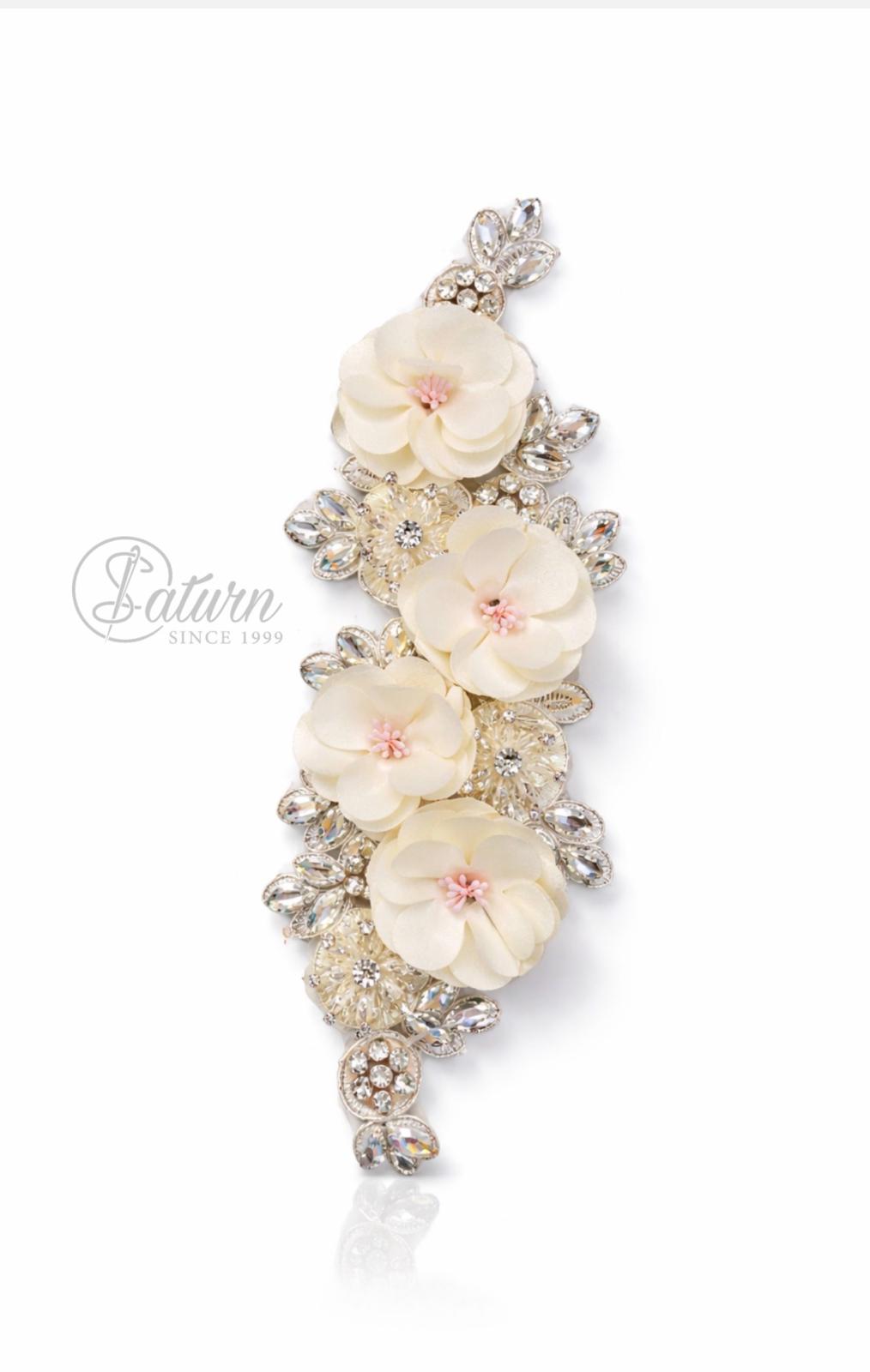 Aplicatie florala 3D cu cristale, 25x9 cm – decor elegant pentru rochii si evenimente ivoar mercerie saturn