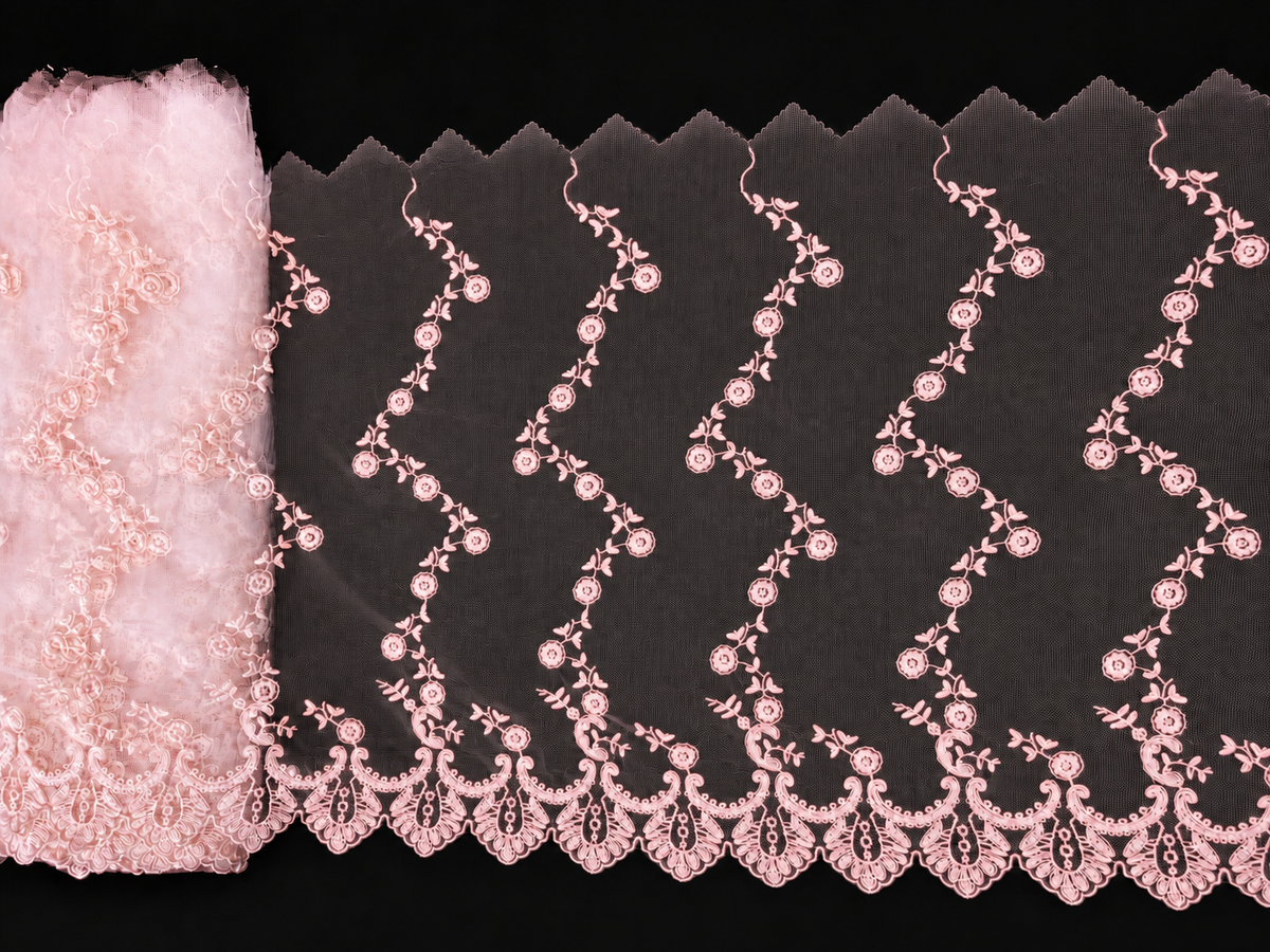Dantela Brodata pe Tull cu Flori si Margine Decorativa Model 0089 – 33 cm, 10 Yards/Rola (9,14M\Rola)