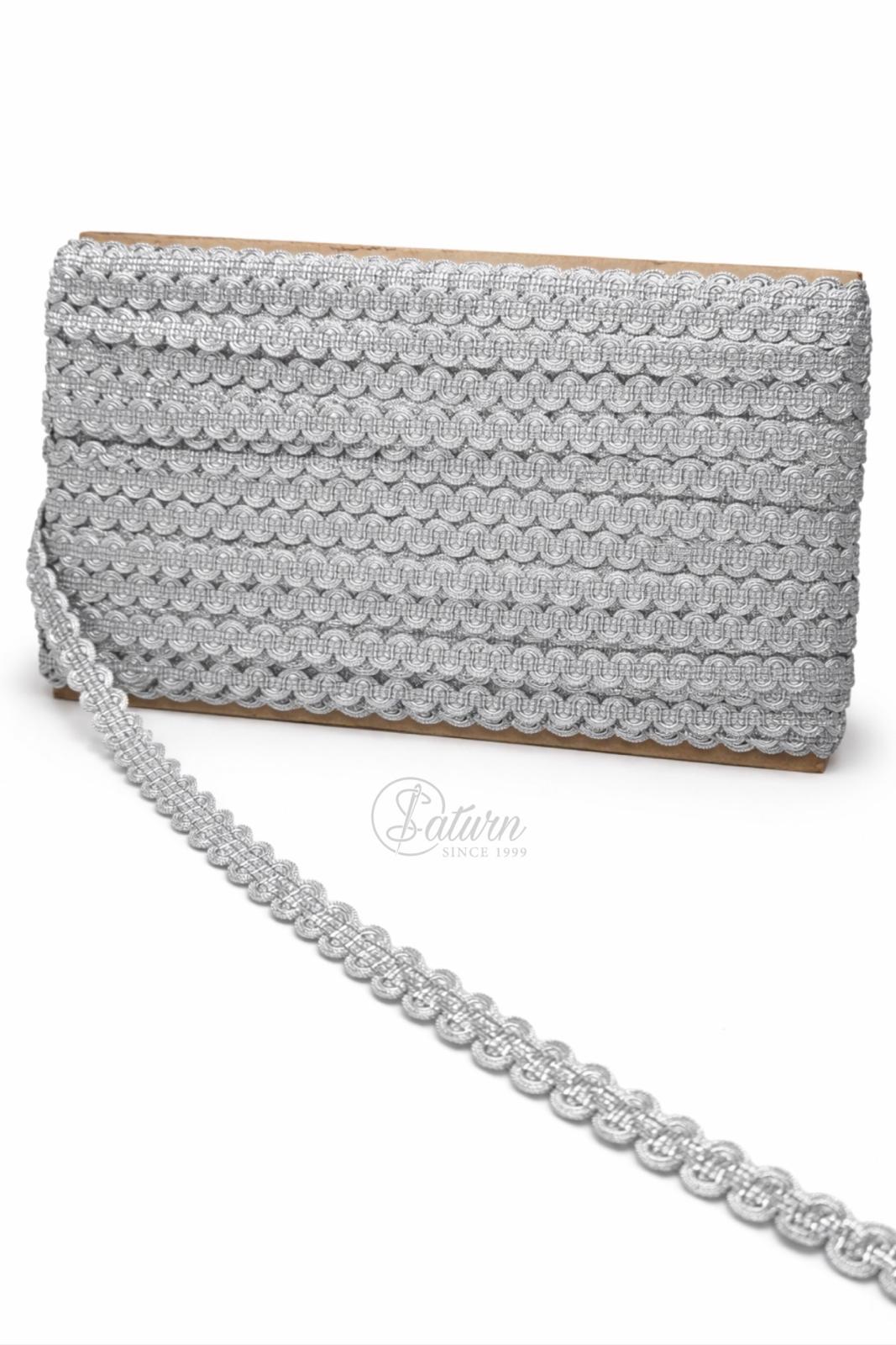 Banda decorativa argintie 1,4 cm M26 – pasmanterie eleganta pentru rochii si costume, la metru mercerie saturn 