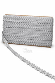 Banda decorativa argintie 1,4 cm M26 – pasmanterie eleganta pentru rochii si costume, la metru mercerie saturn 