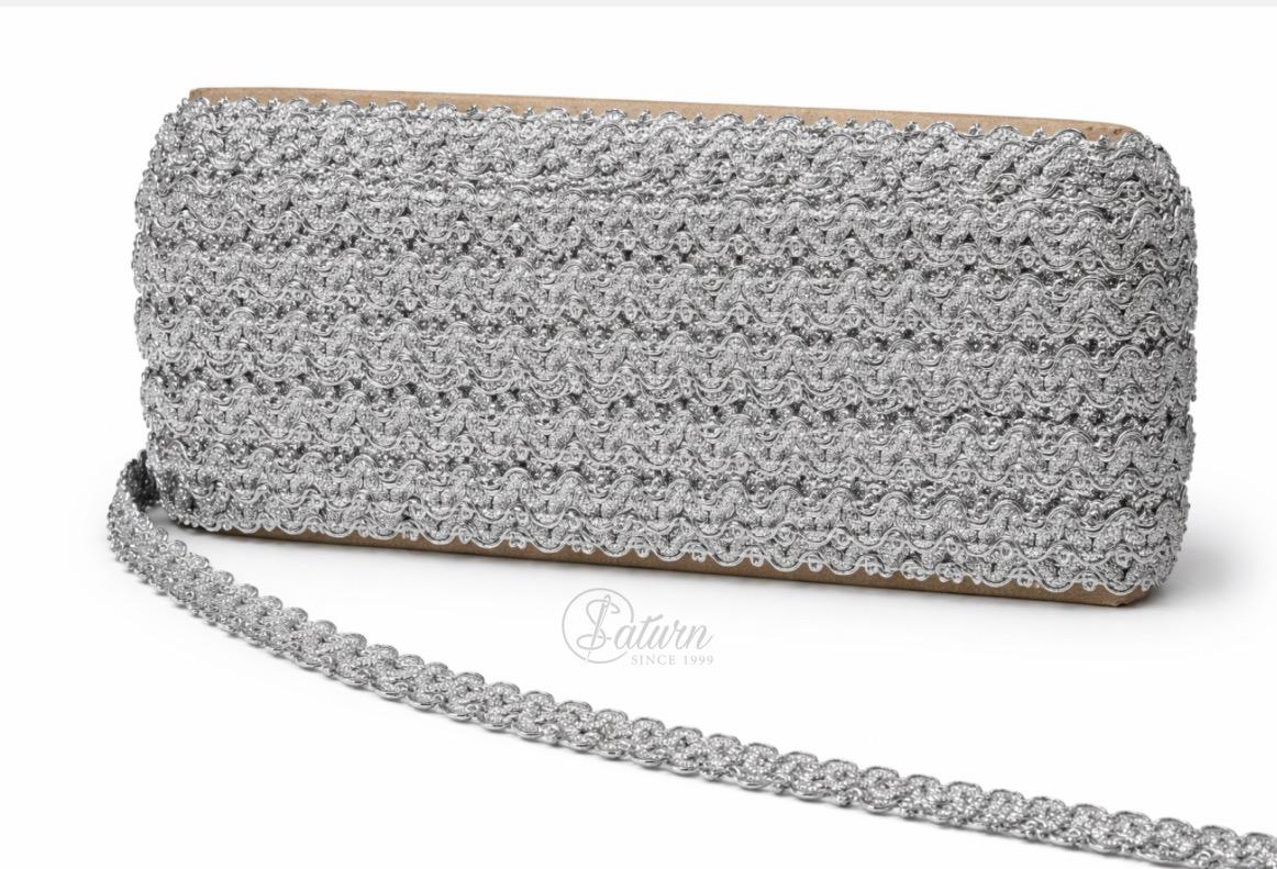 Banda decorativa metalizata 1,3 cm M27  Mercerie saturn banda decorativa
pasmanterie
accesorii cusut
fir metalizat
ornamente textile
materiale handmade.