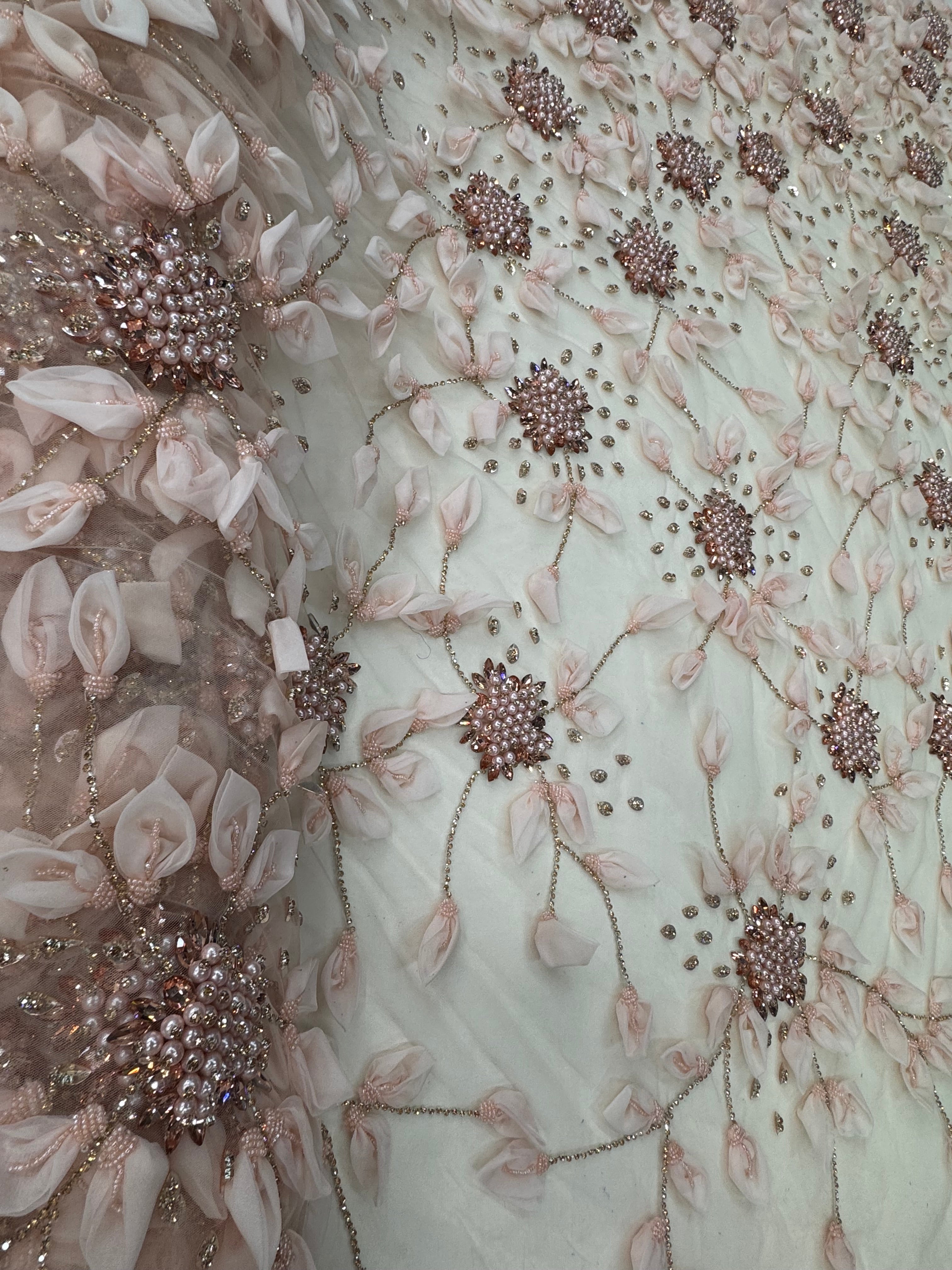 Broderie 3D premium pe tul Model SJT 1362, 140 cm, cu flori textile, perle și cristale
