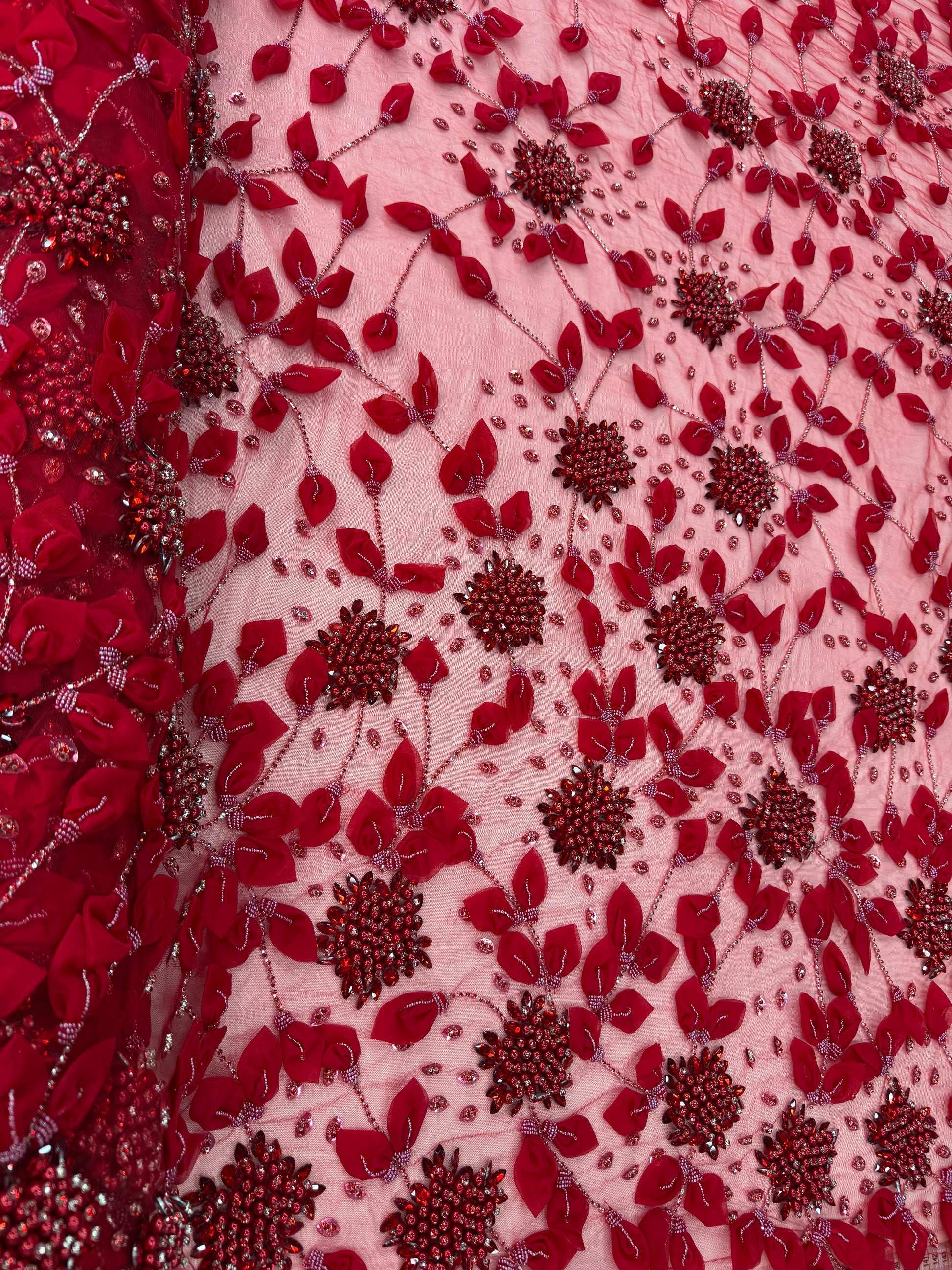 Broderie 3D premium pe tul Model SJT 1362, 140 cm, cu flori textile, perle și cristale