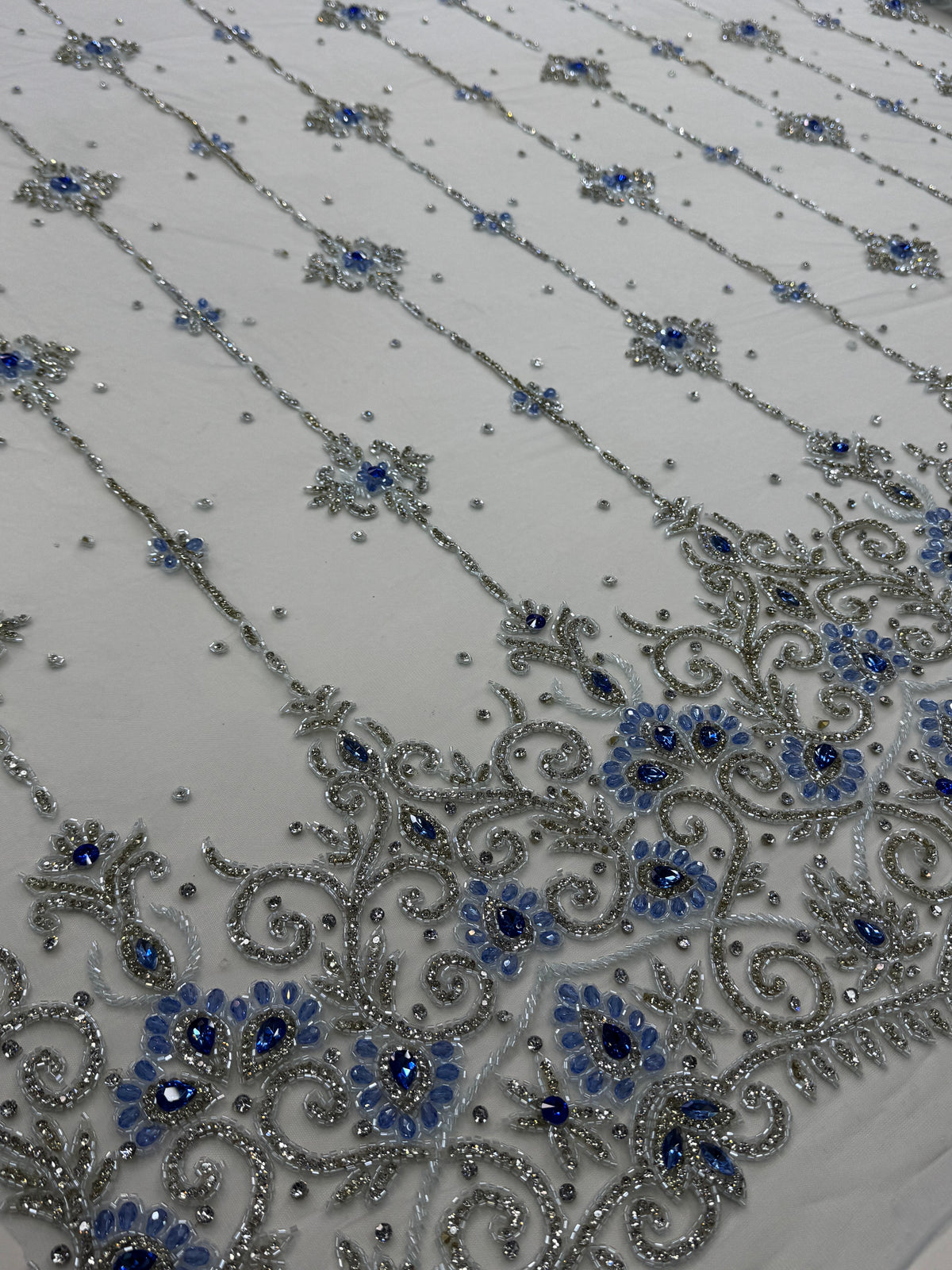 Broderie Alba cu cristale  pe Tul 140/cm latimea/la metru J1 3380