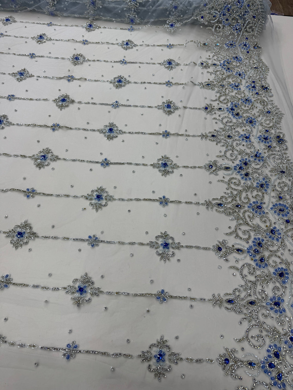 Broderie Alba cu cristale  pe Tul 140/cm latimea/la metru J1 3380