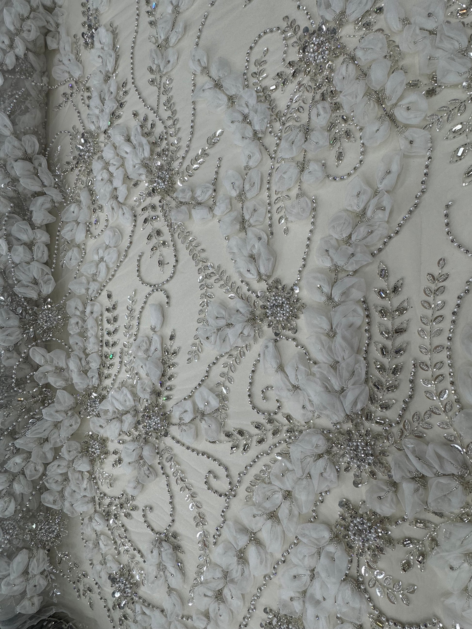 Broderie Ivory 3D cu Flori Organza si Cristale pe Tul Premium 140cm/la metru AI555