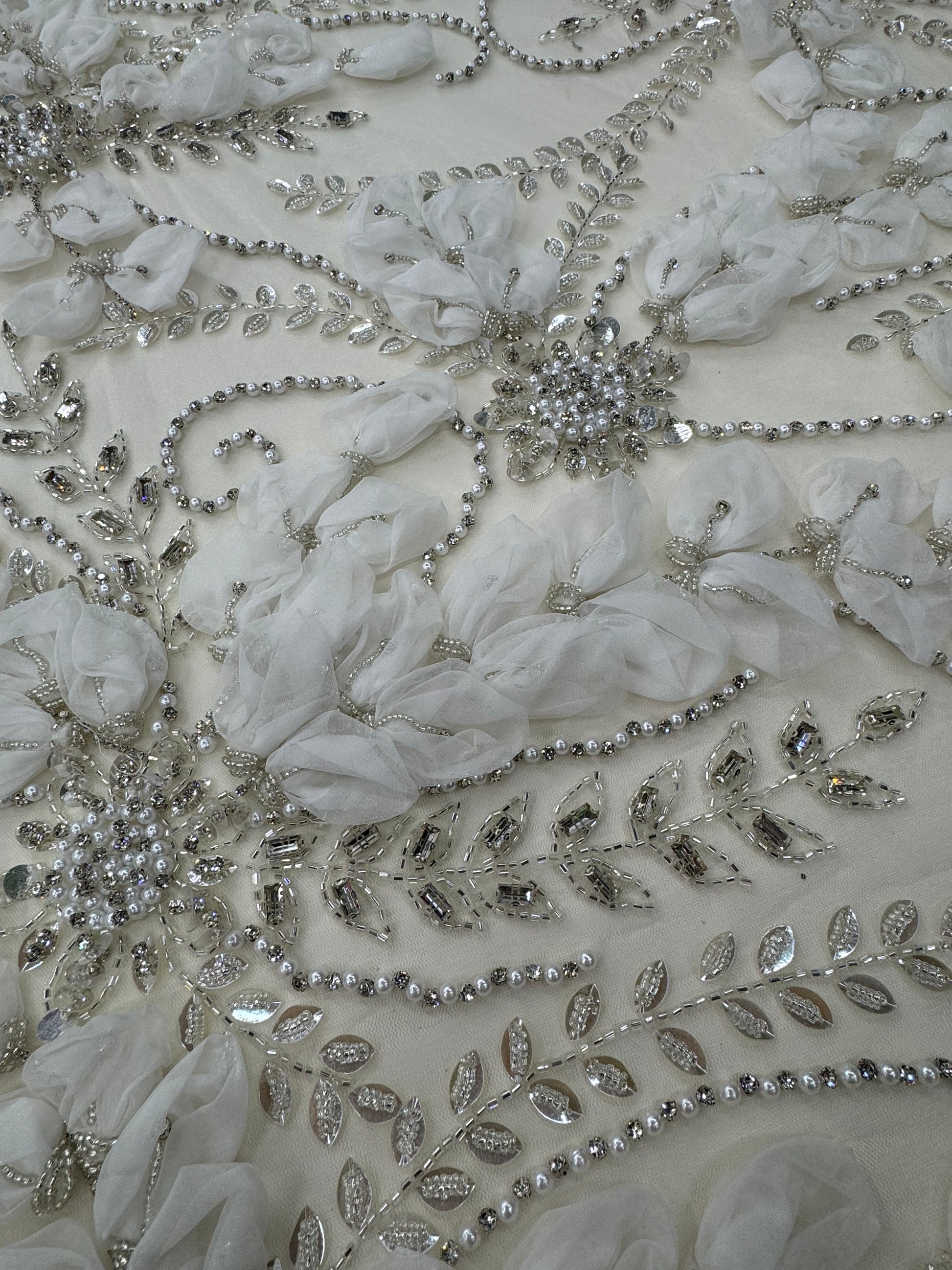 Broderie Ivory 3D cu Flori Organza si Cristale pe Tul Premium 140cm/la metru AI555