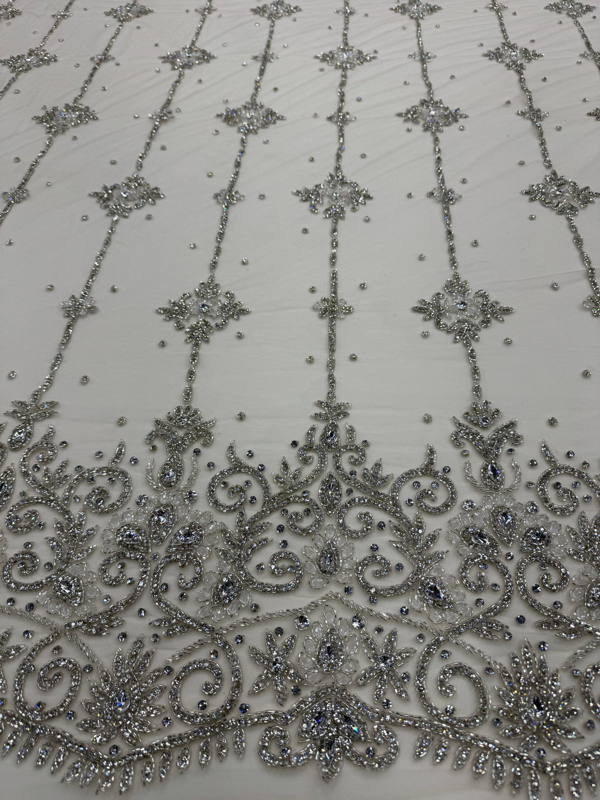 Broderie Ivory cu Cristale pe Tul 140/cm latimea/la metru  J1 3380