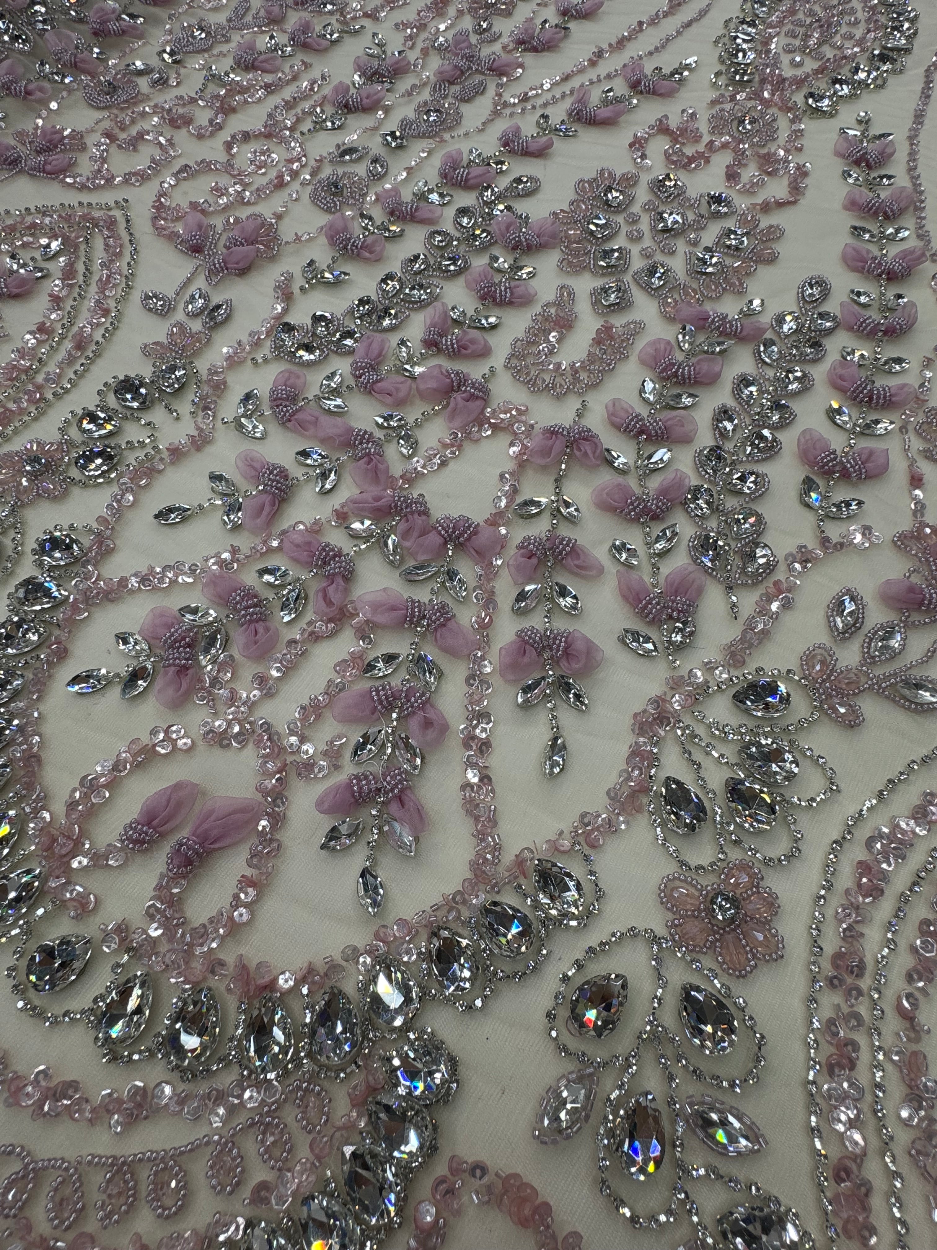Broderie Luxury 3D pe tul nude Model DB 1526, 140 cm, cu flori roz pudrat și cristale argintii/la metru