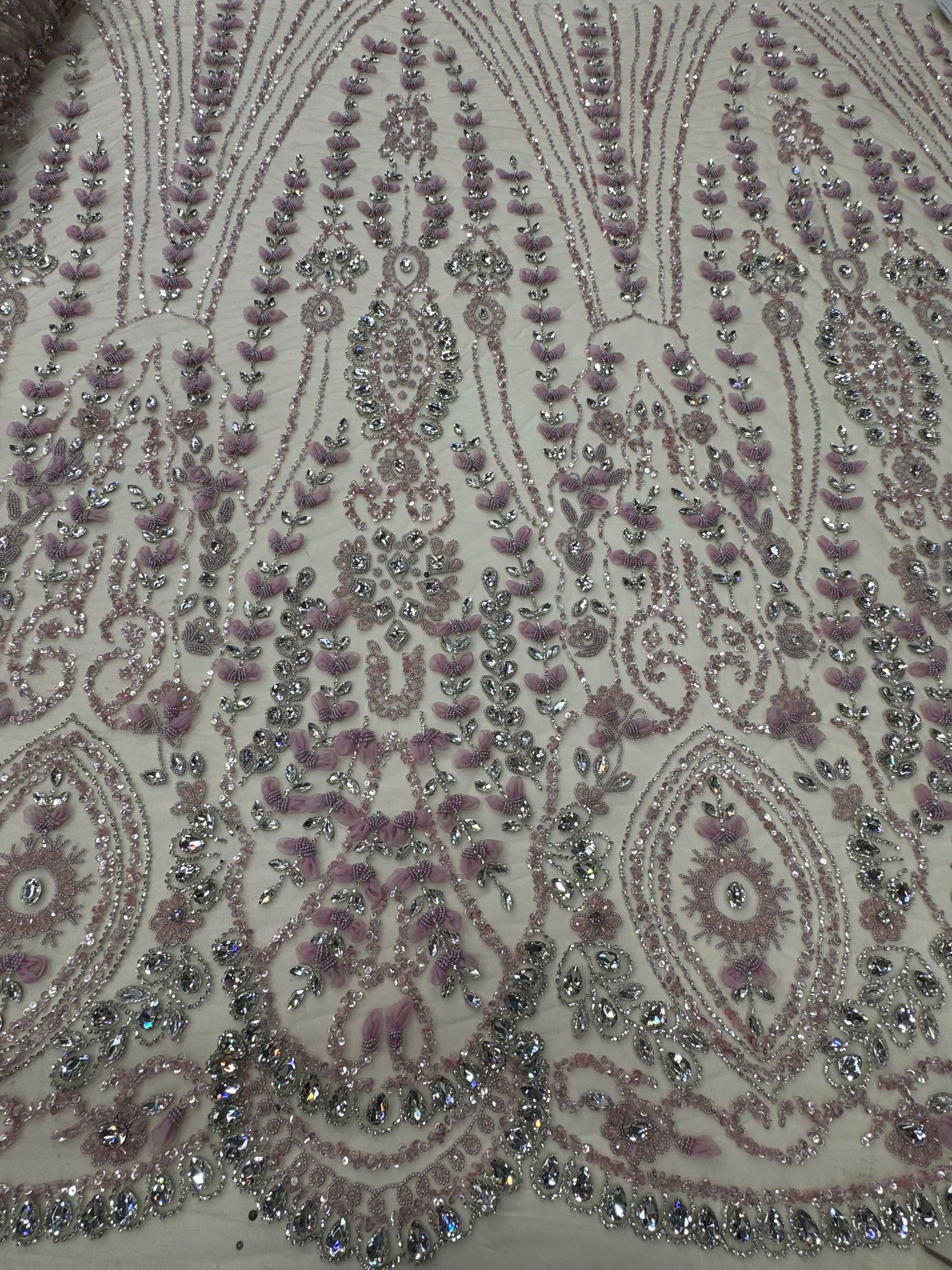 Broderie Luxury 3D pe tul nude Model DB 1526, 140 cm, cu flori roz pudrat și cristale argintii/la metru
