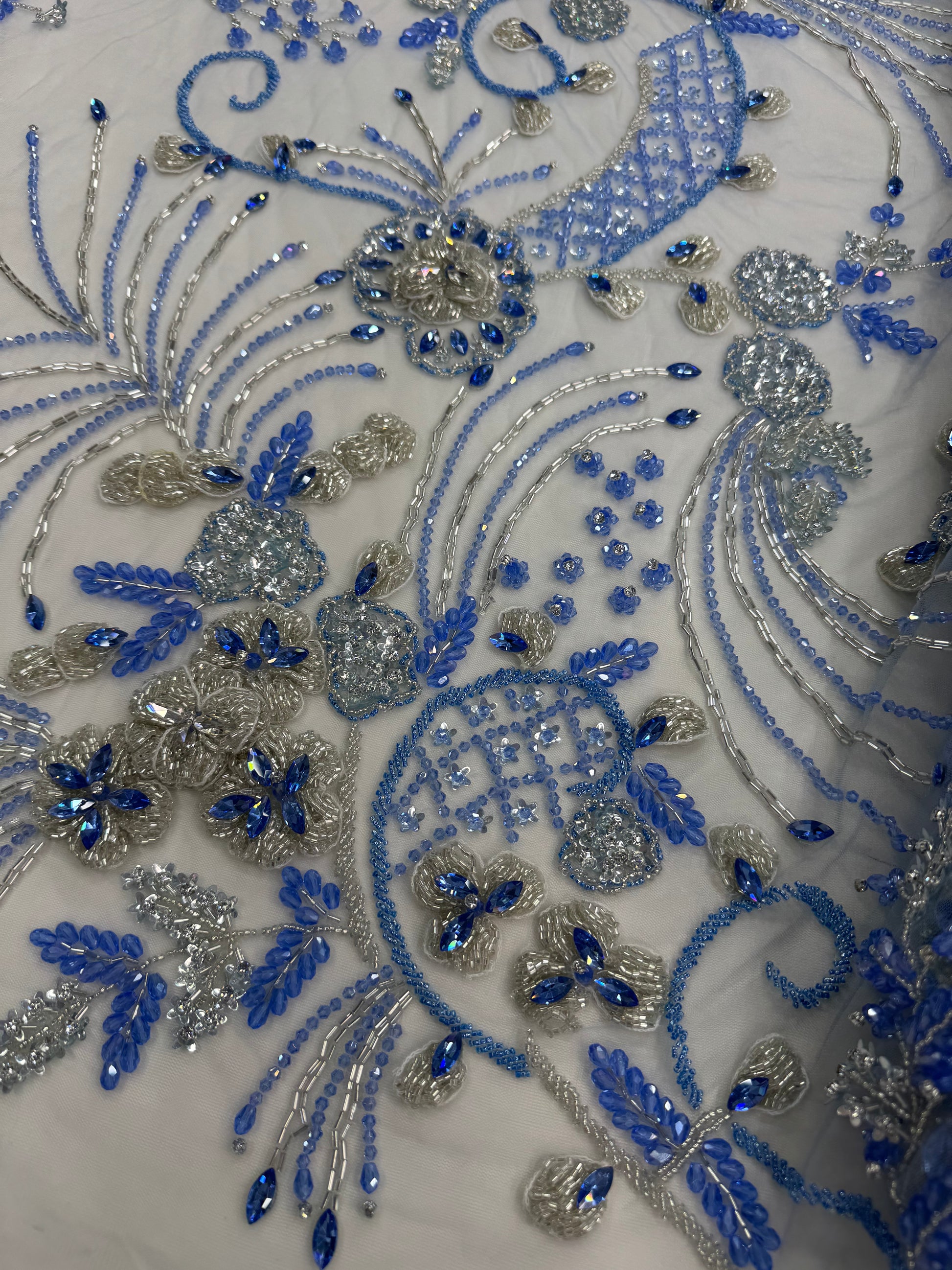 Broderie Luxury pe tul ivoire Model J1 3373, 140 cm, cu aplicatii florale albastre si cristale/la metru