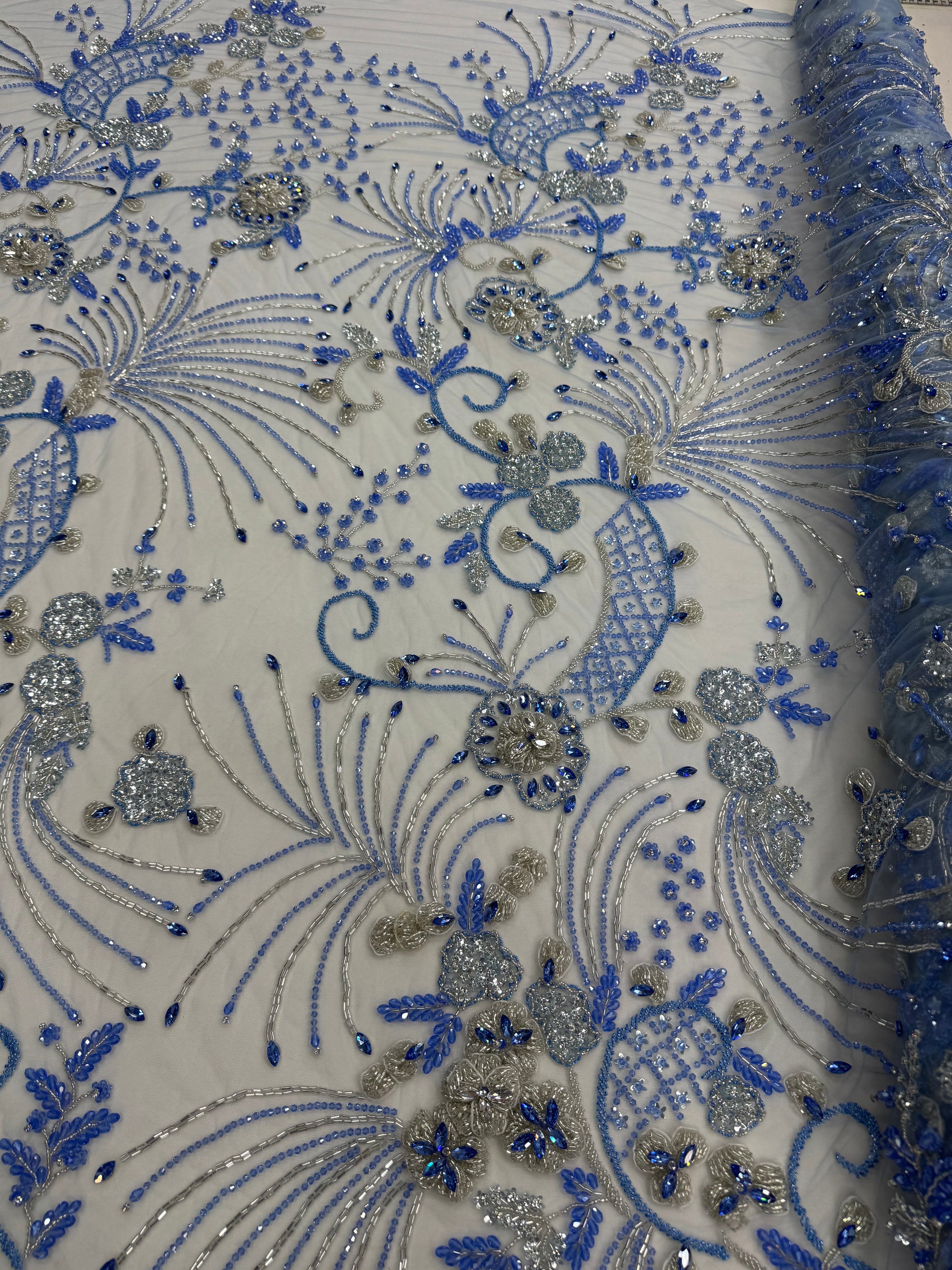 Broderie Luxury pe tul ivoire Model J1 3373, 140 cm, cu aplicatii florale albastre si cristale/la metru