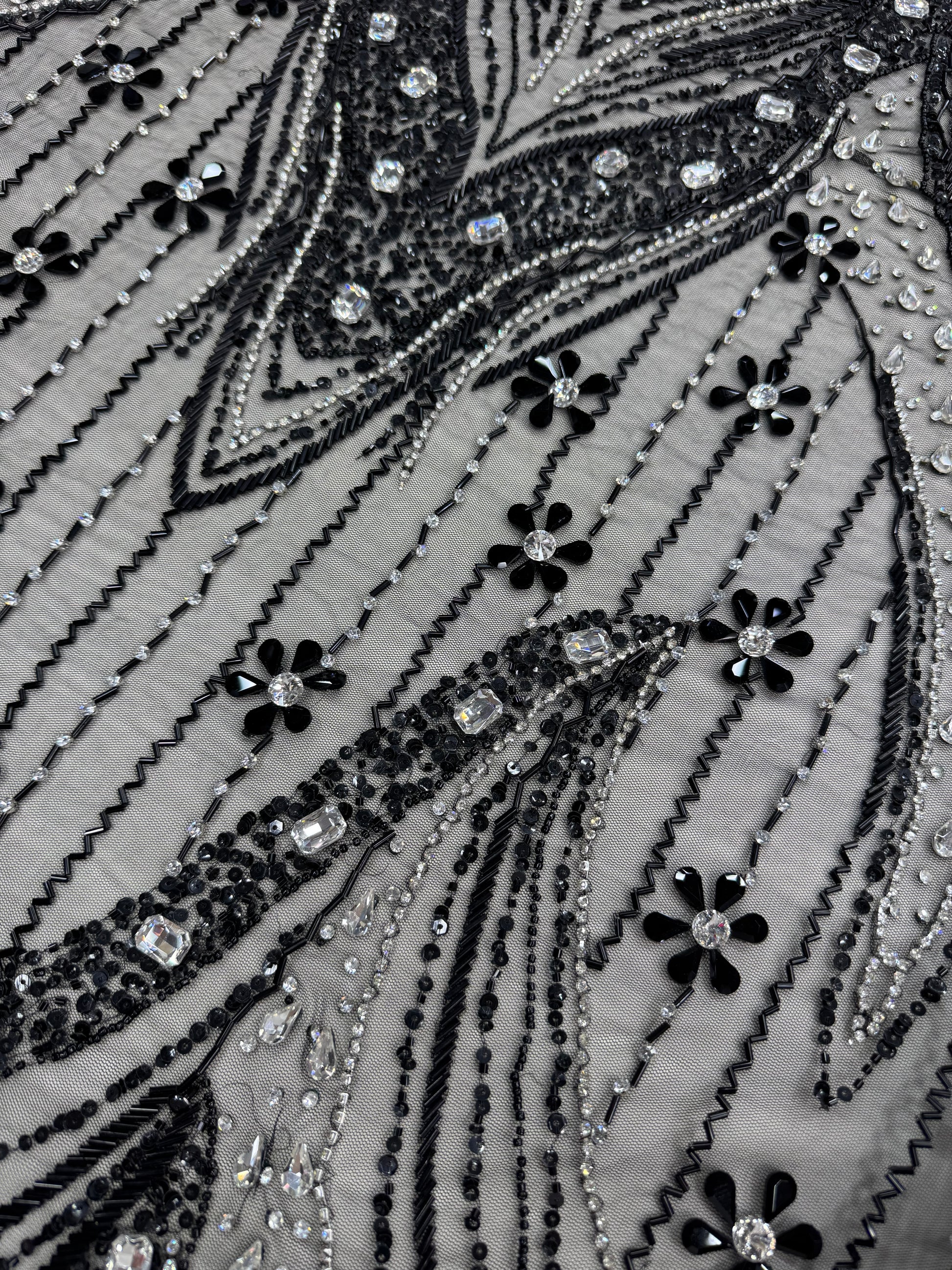 Broderie Luxury pe tul negru Model SJT 1375, 140 cm, cu cristale transparente si aplicatii florale 3D/la metru