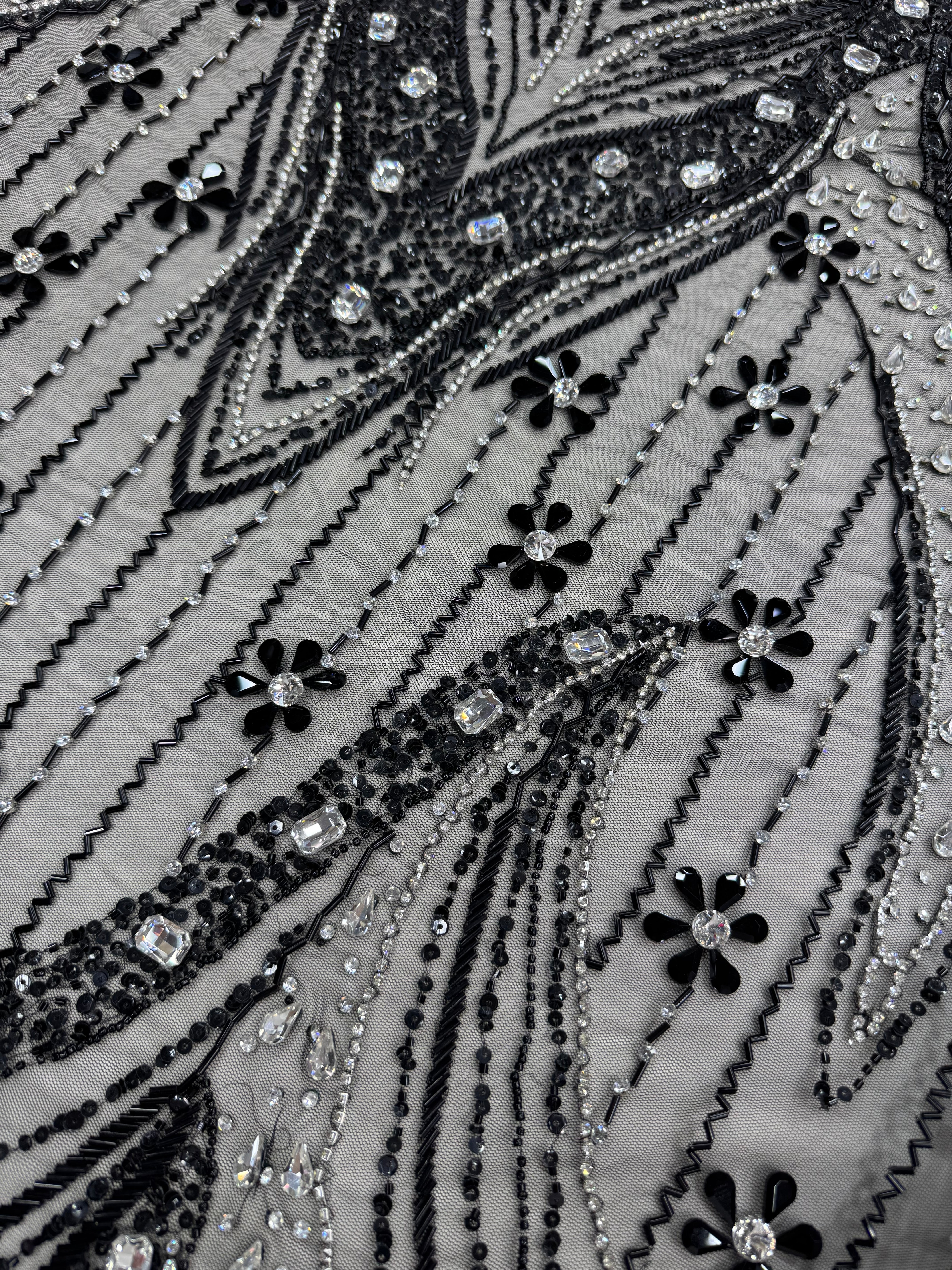 Broderie Luxury pe tul negru Model SJT 1375, 140 cm, cu cristale transparente si aplicatii florale 3D/la metru