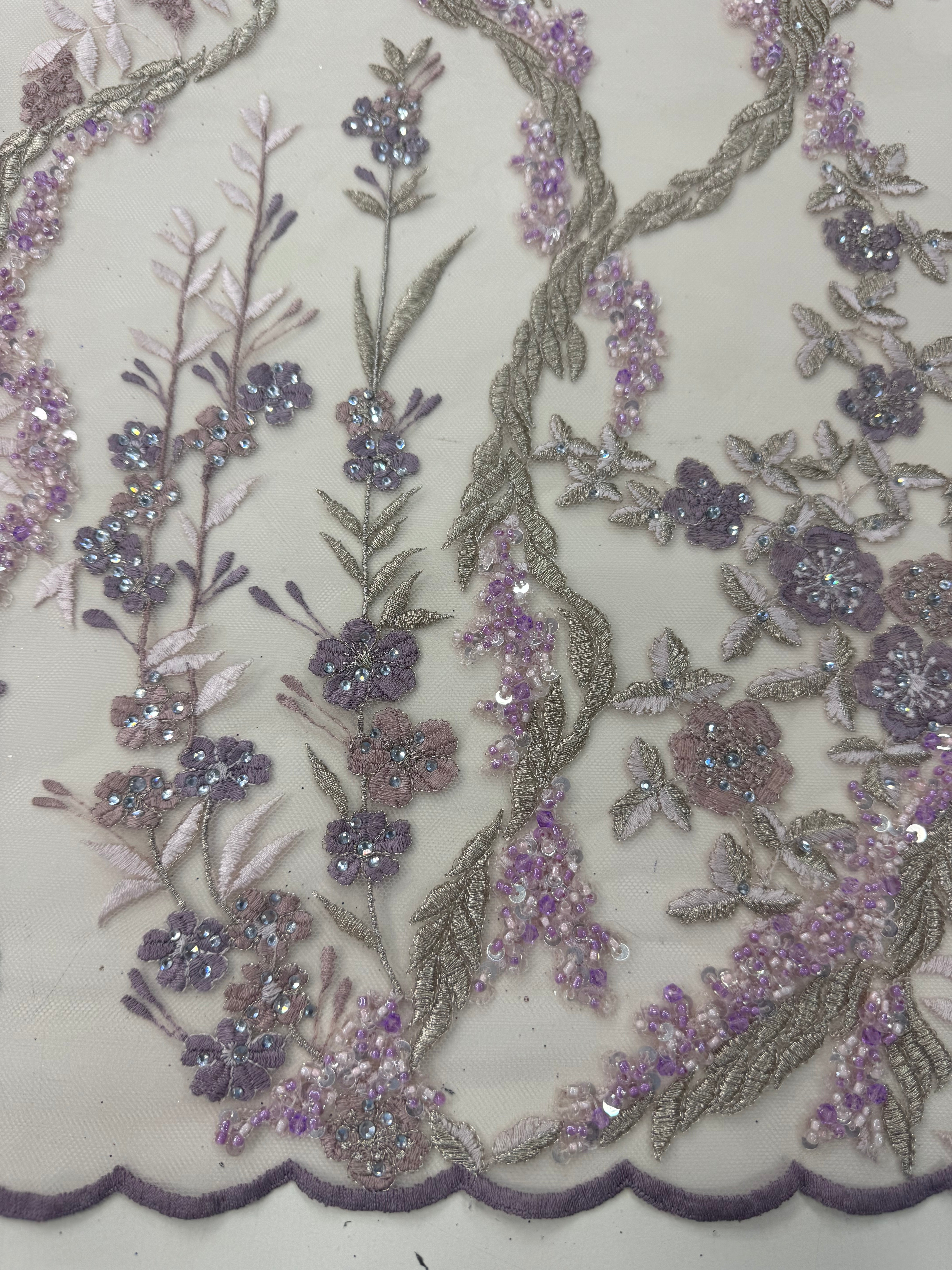 Broderie brodata cu flori mov-lila si margele stralucitoare pe tul fin – material premium pentru rochii elegante