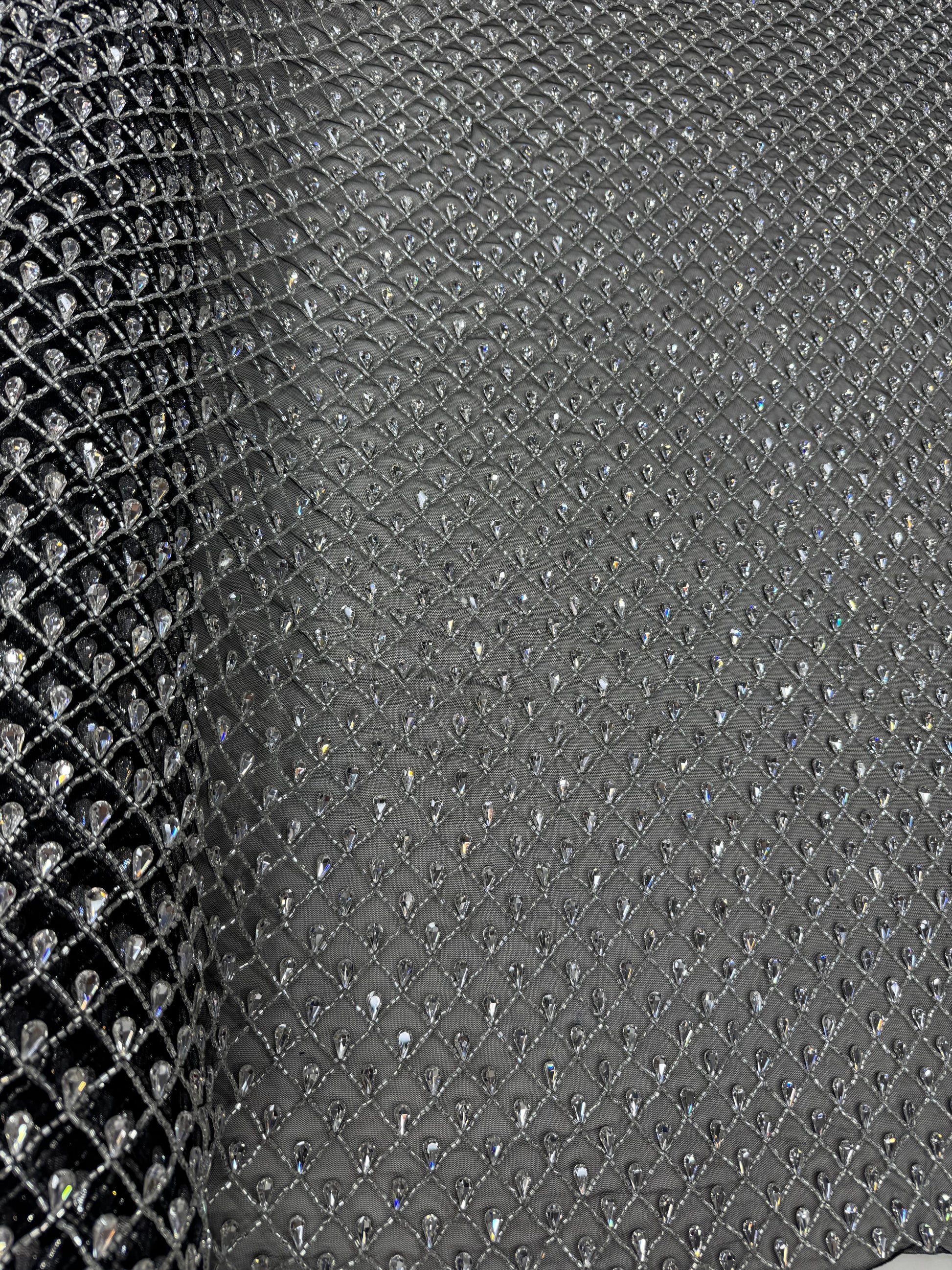 Broderie cu cristale pe tul negru Model AB 009, 140 cm, design geometric luxury/la metru