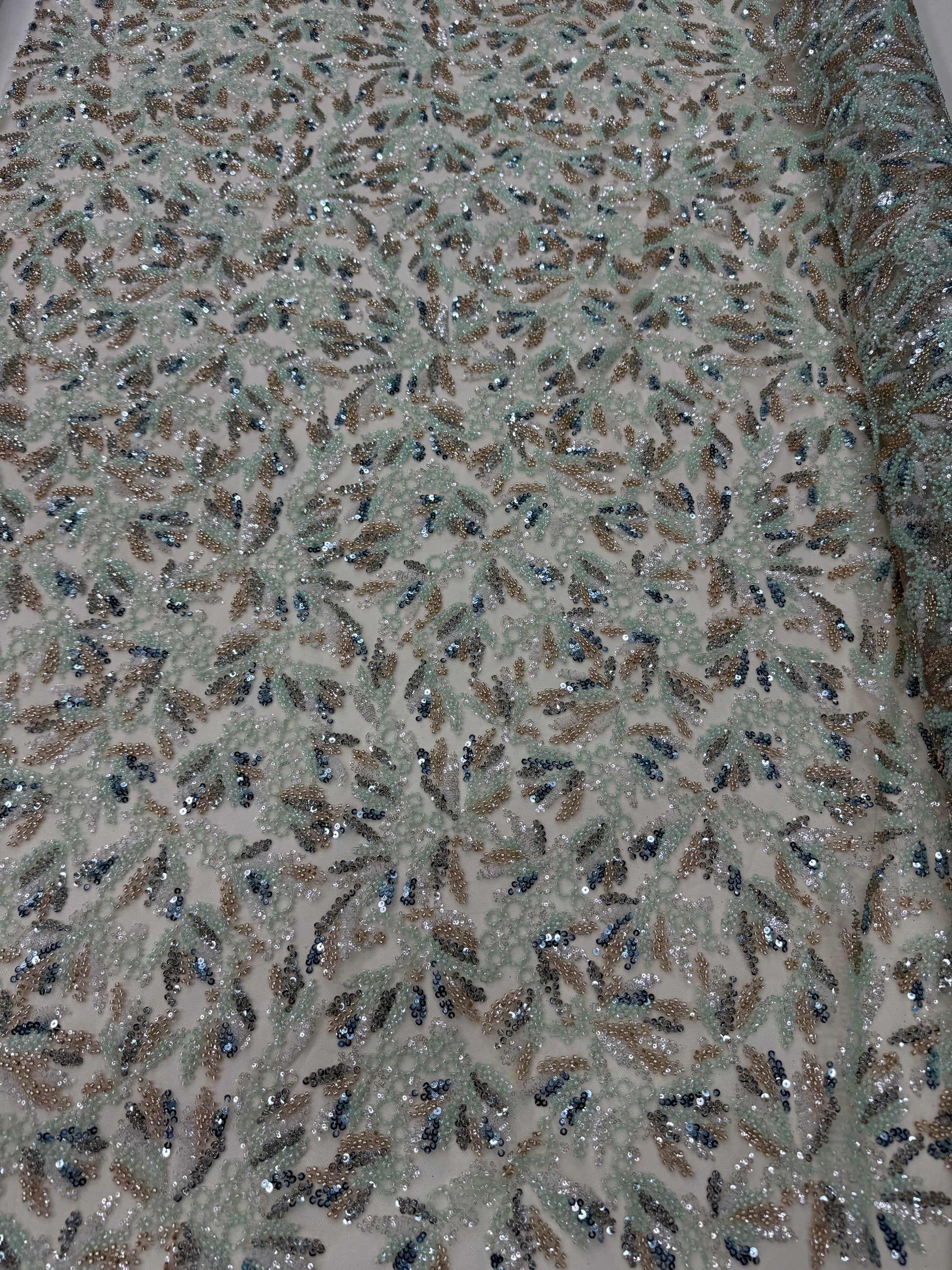 Broderie cu margele si paiete multicolore pe tul 140 cm latime - material premium pentru rochii de seara si gala