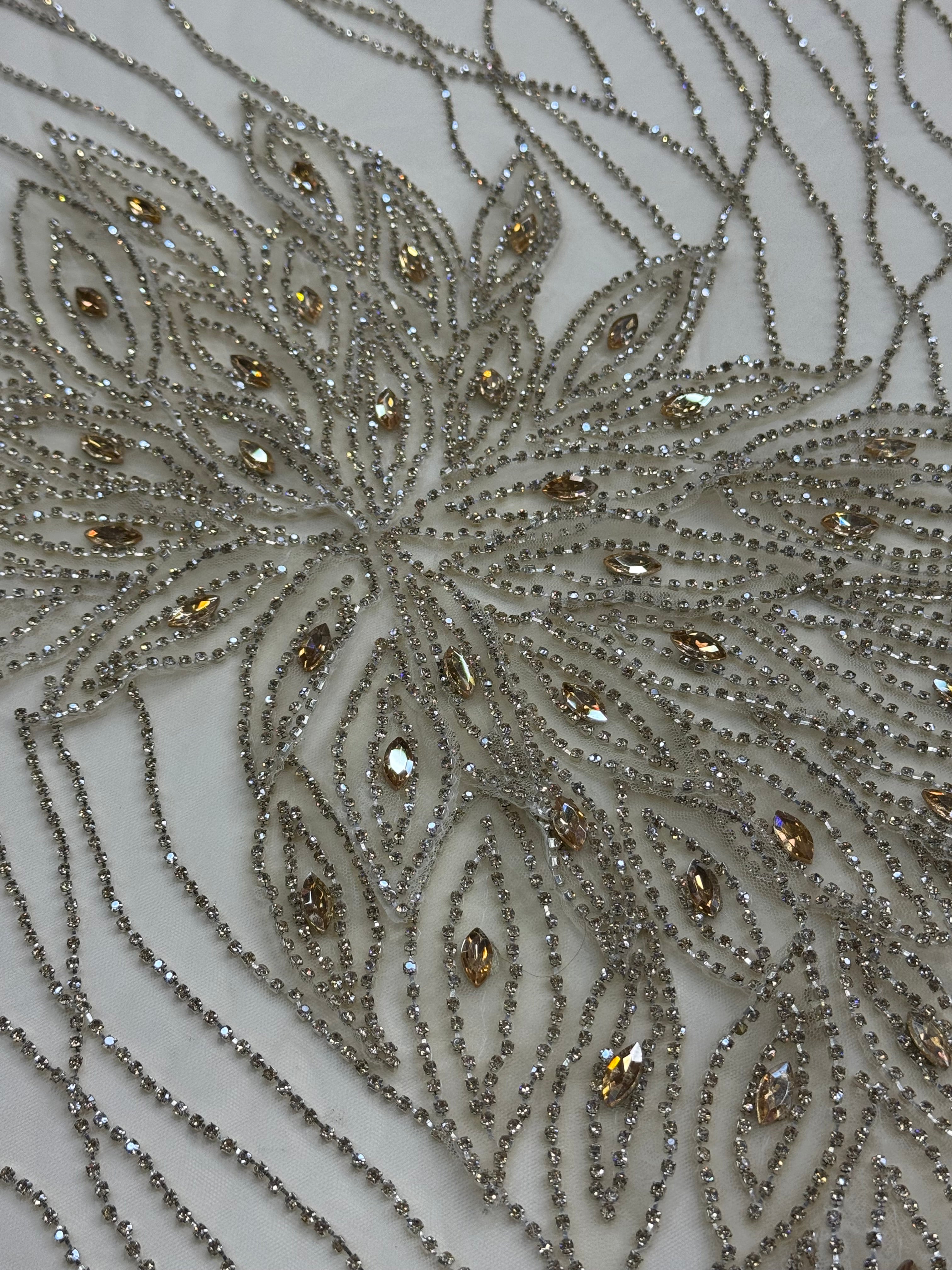 Broderie eleganta pe tul bej cu cristale aurii Model DB 1421, 140 cm/la metru