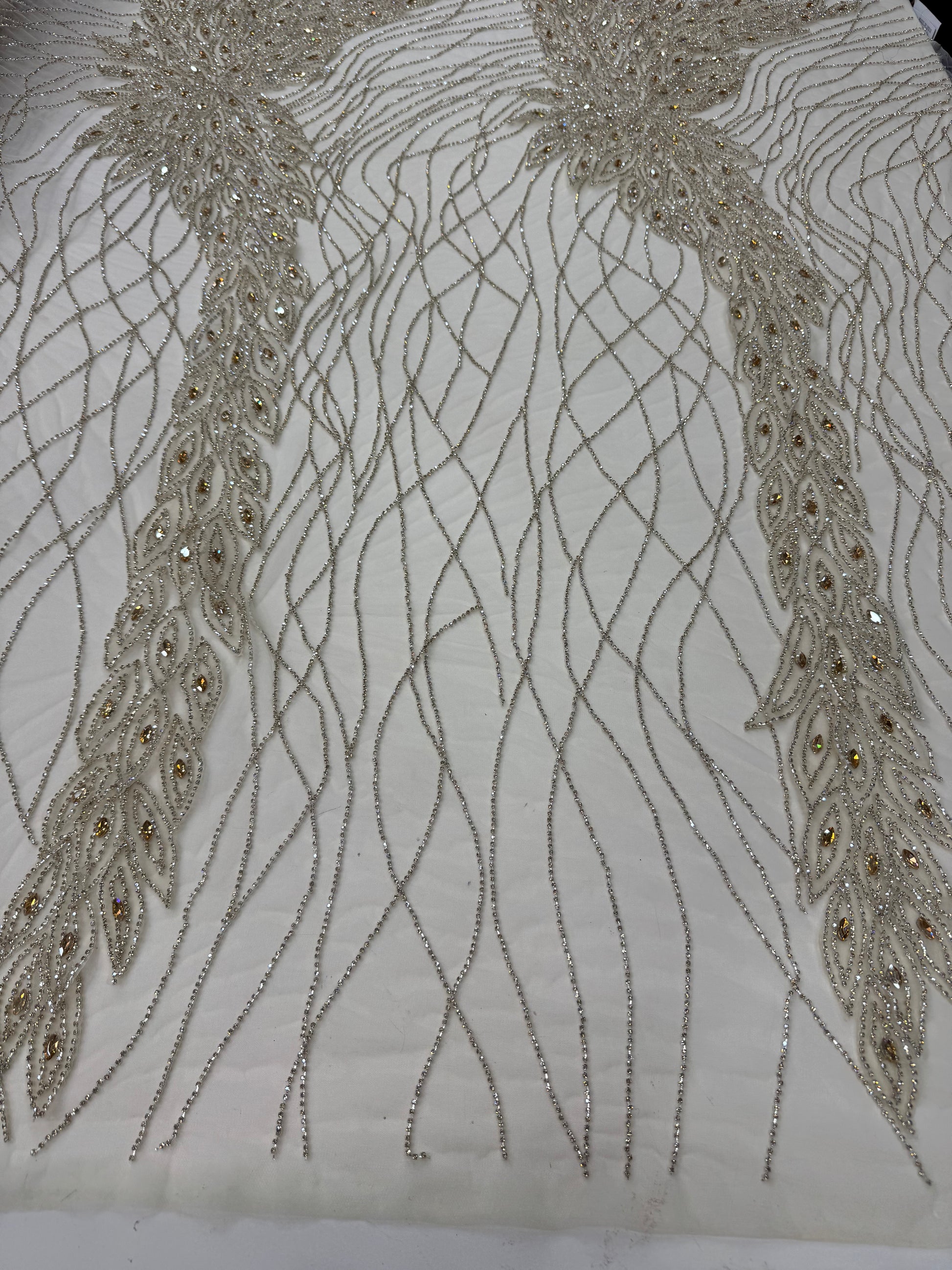 Broderie eleganta pe tul bej cu cristale aurii Model DB 1421, 140 cm/la metru