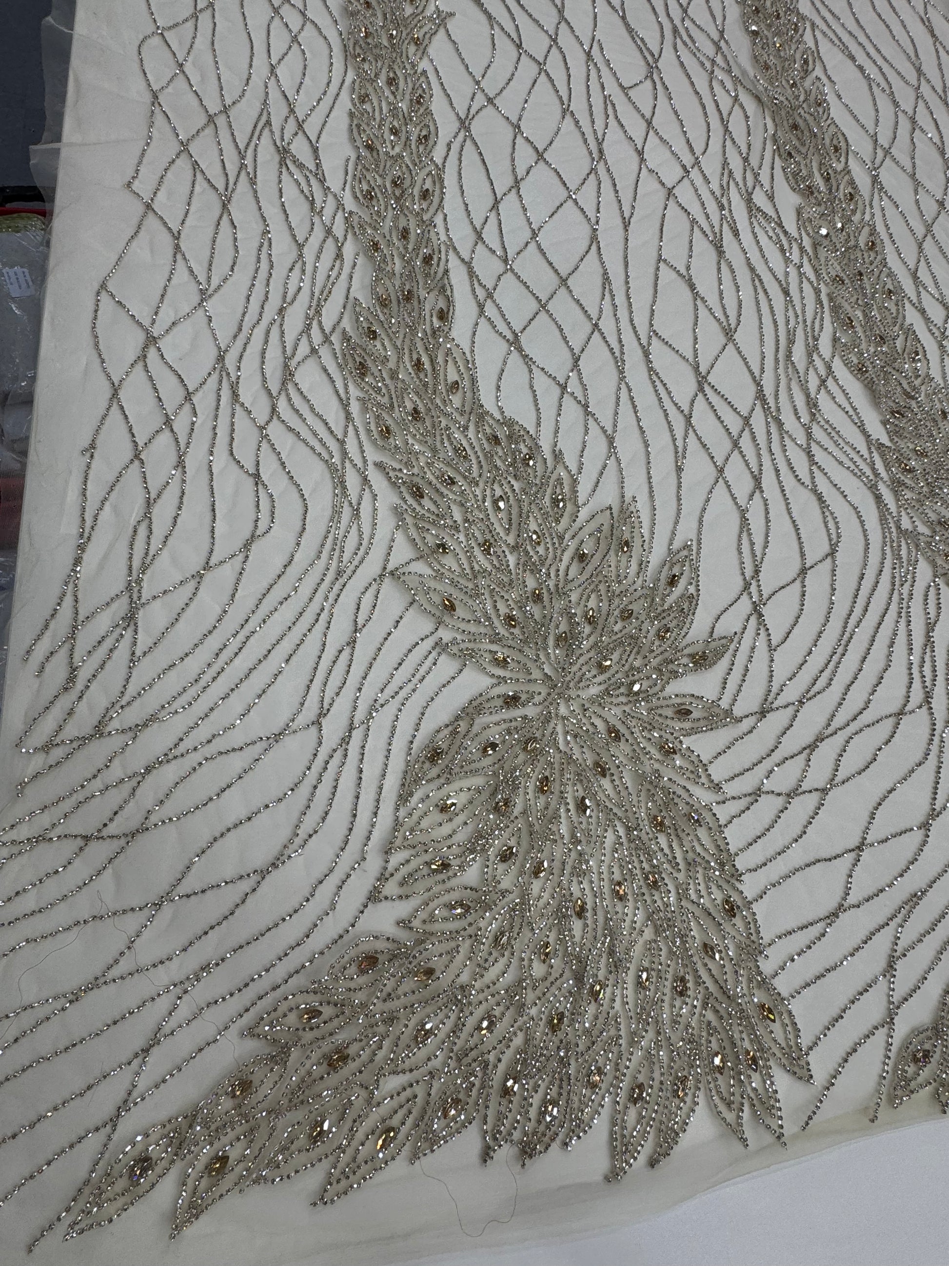 Broderie eleganta pe tul bej cu cristale aurii Model DB 1421, 140 cm/la metru