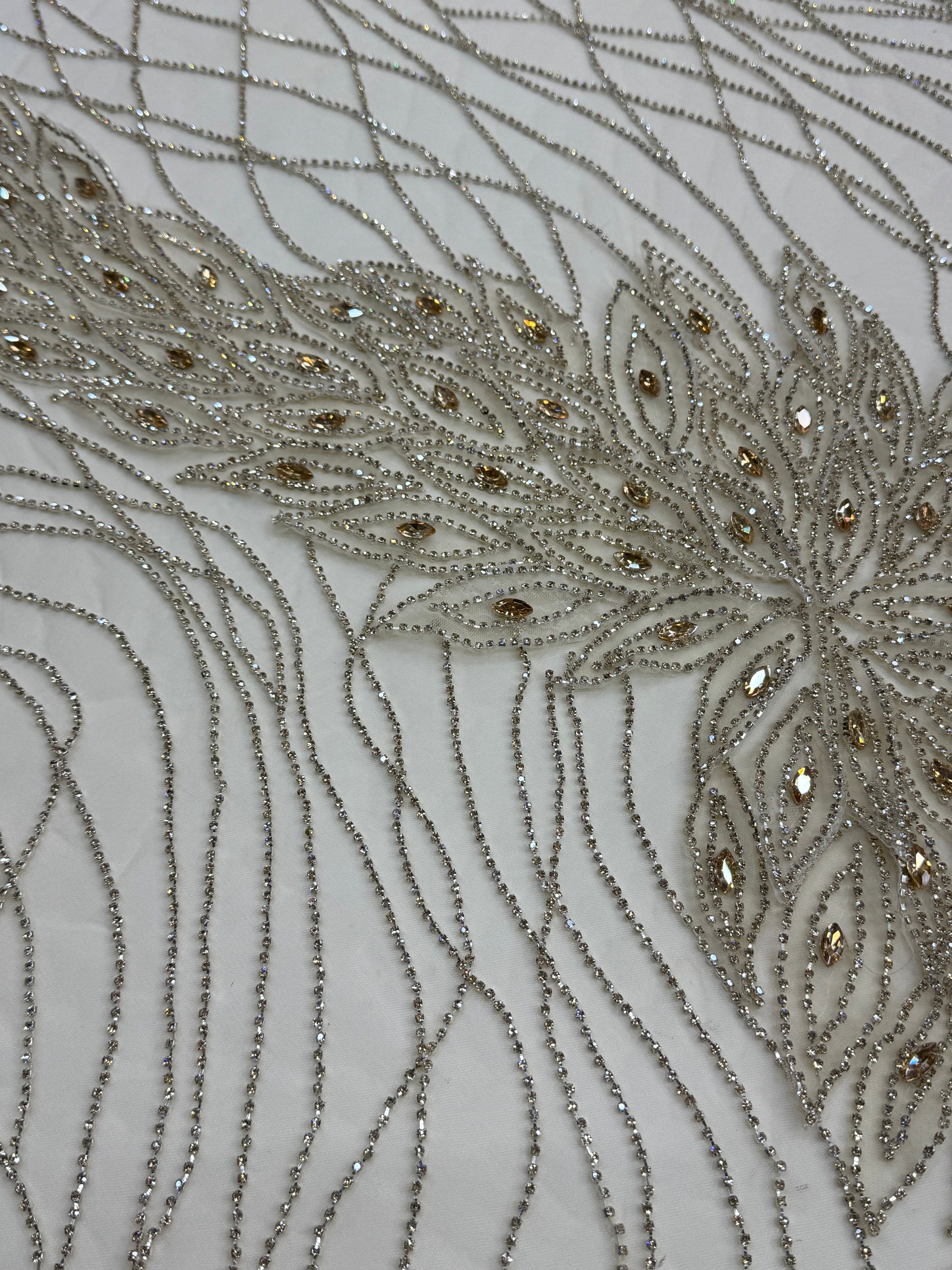 Broderie eleganta pe tul bej cu cristale aurii Model DB 1421, 140 cm/la metru