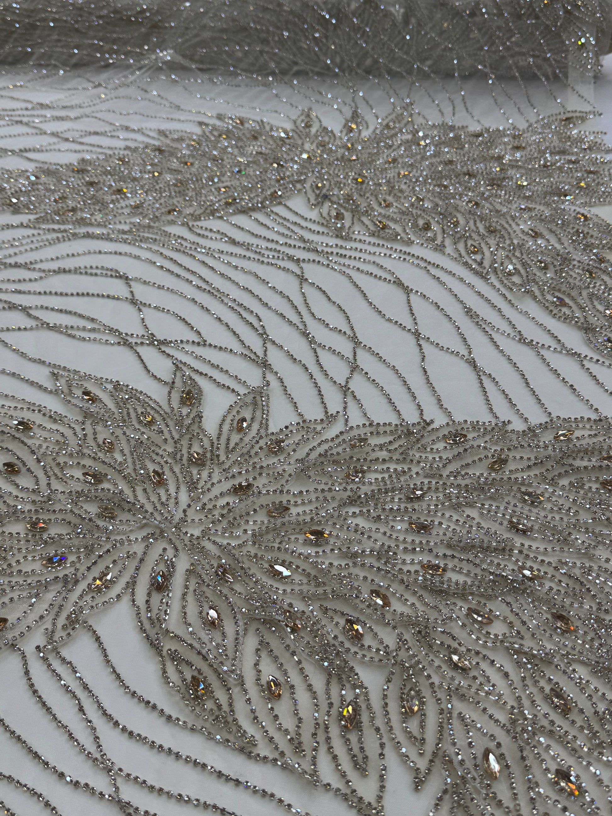 Broderie eleganta pe tul bej cu cristale aurii Model DB 1421, 140 cm/la metru