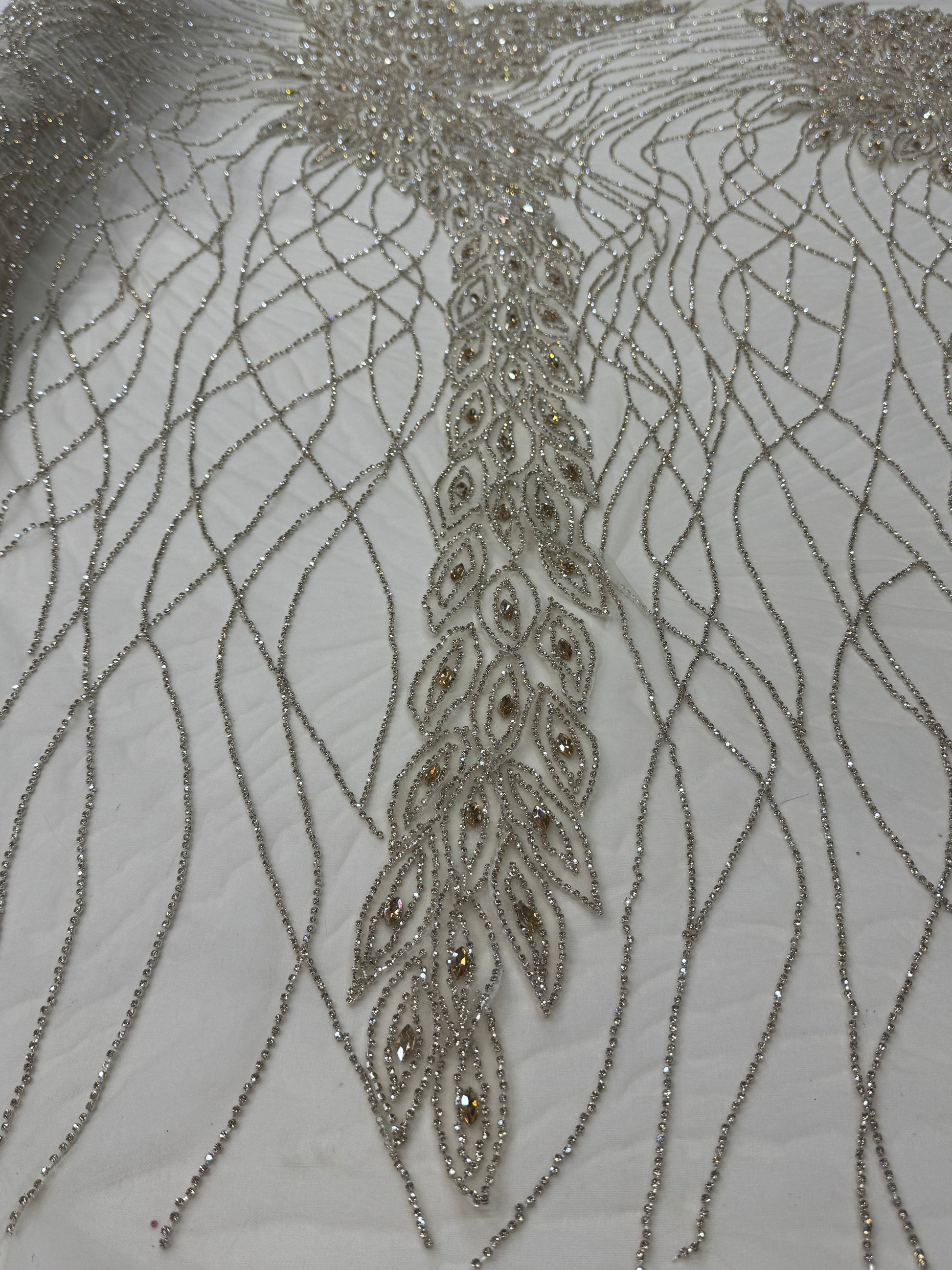 Broderie eleganta pe tul bej cu cristale aurii Model DB 1421, 140 cm/la metru