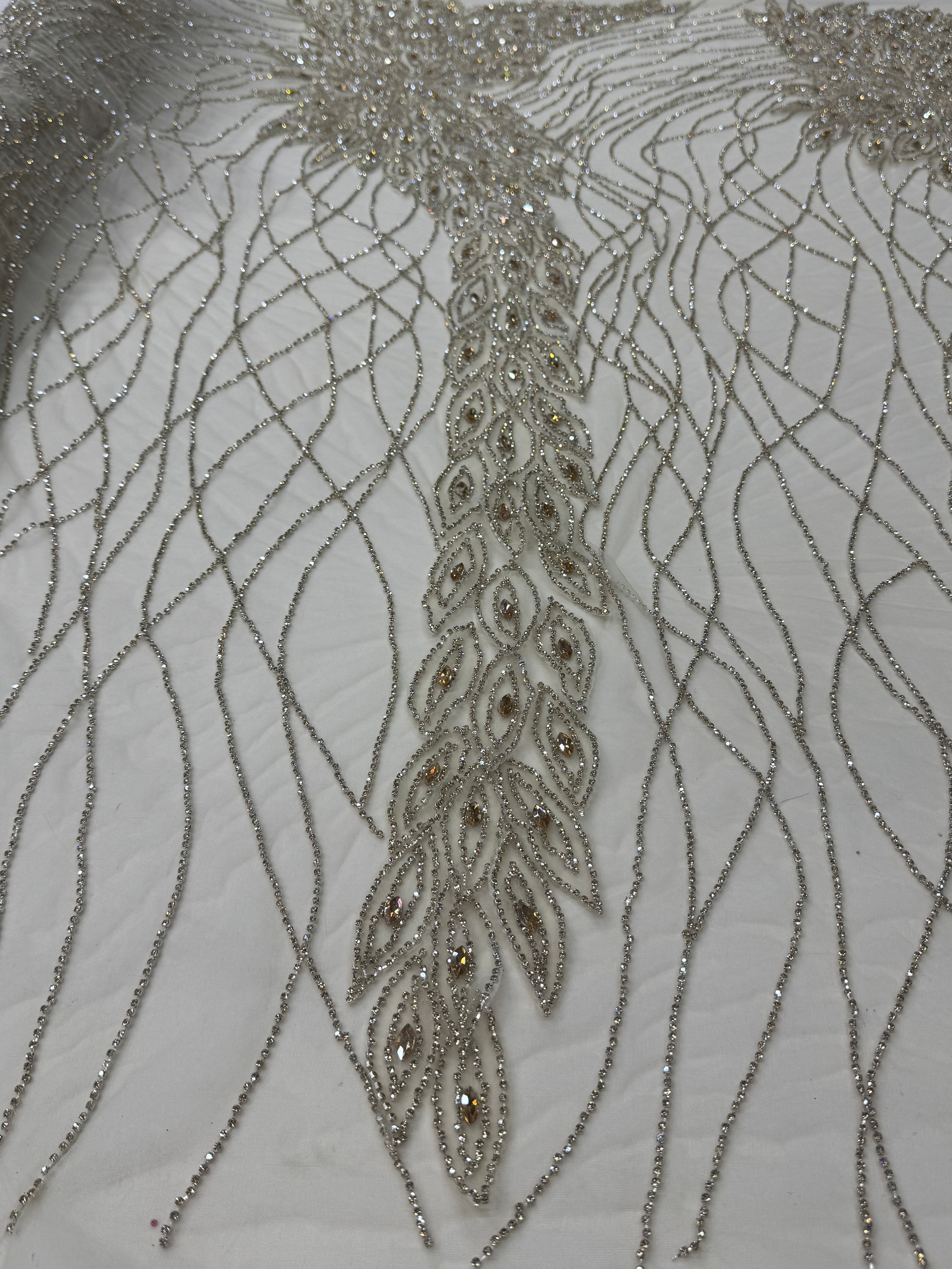 Broderie eleganta pe tul bej cu cristale aurii Model DB 1421, 140 cm/la metru