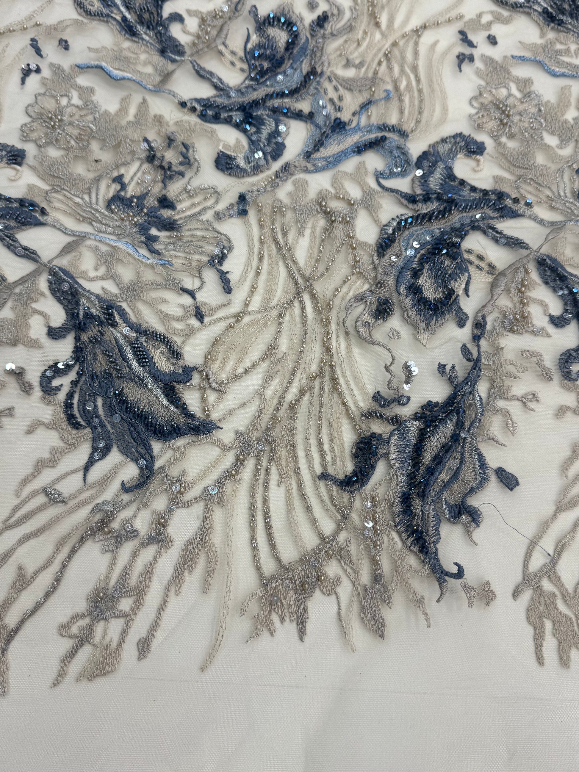 Broderie florala albastru-gri cu paiete pe tul 140 cm latime - material premium pentru rochii de seara
