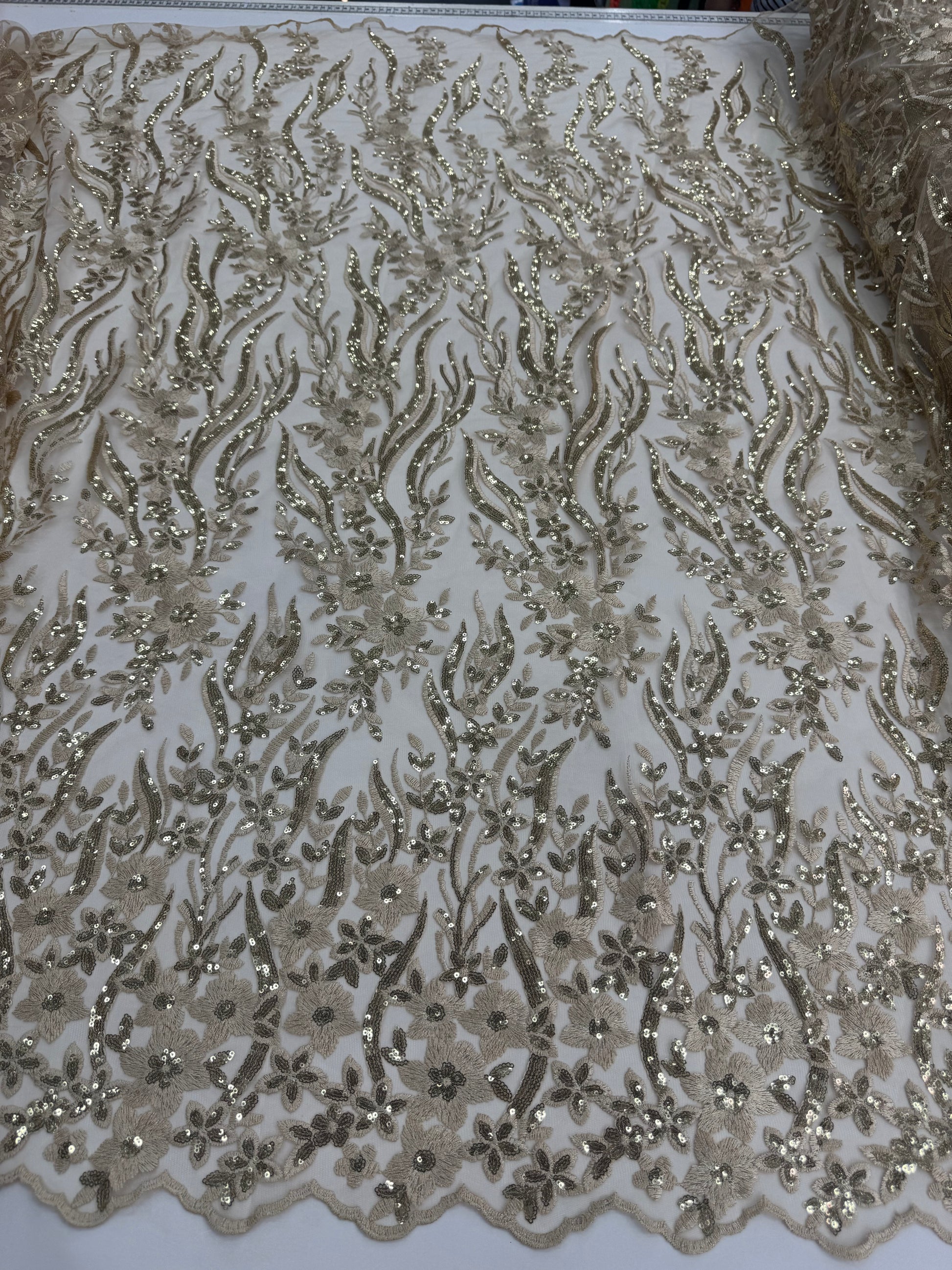 Broderie florala champagne cu paiete fine – material elegant pentru rochii de seara si ocazii speciale