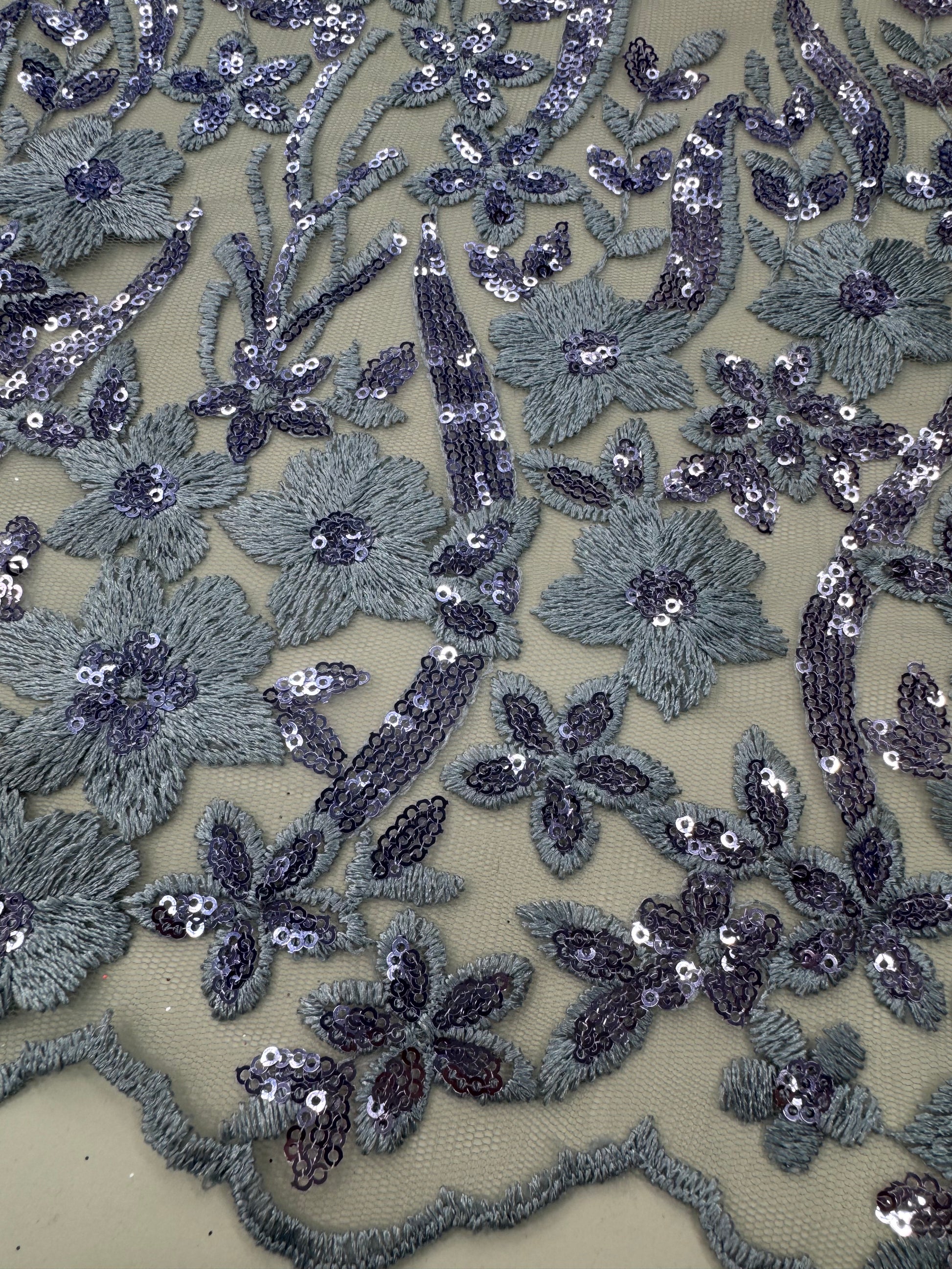 Broderie florala cu paiete pe tul 140 cm latime - material premium pentru rochii de seara si ocazie