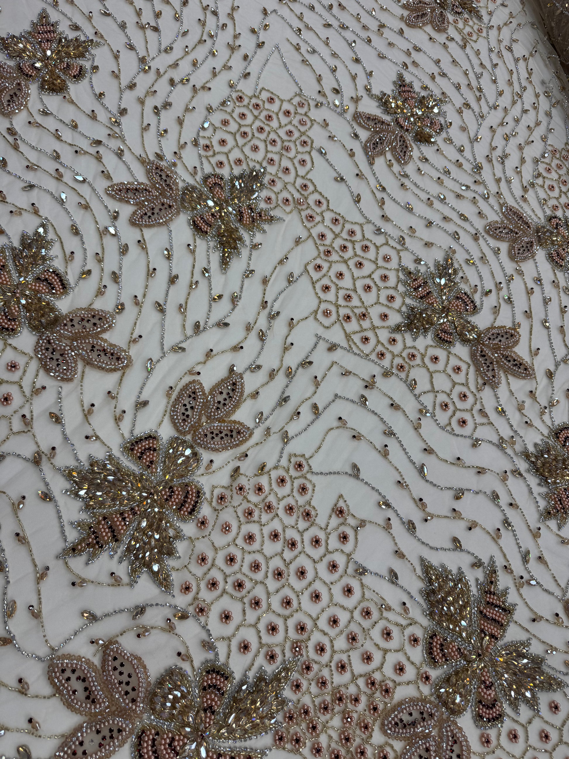 Broderie luxoasă cu cristale si flori 3D pe tul nude Model J1 3428/140 cm/la metru