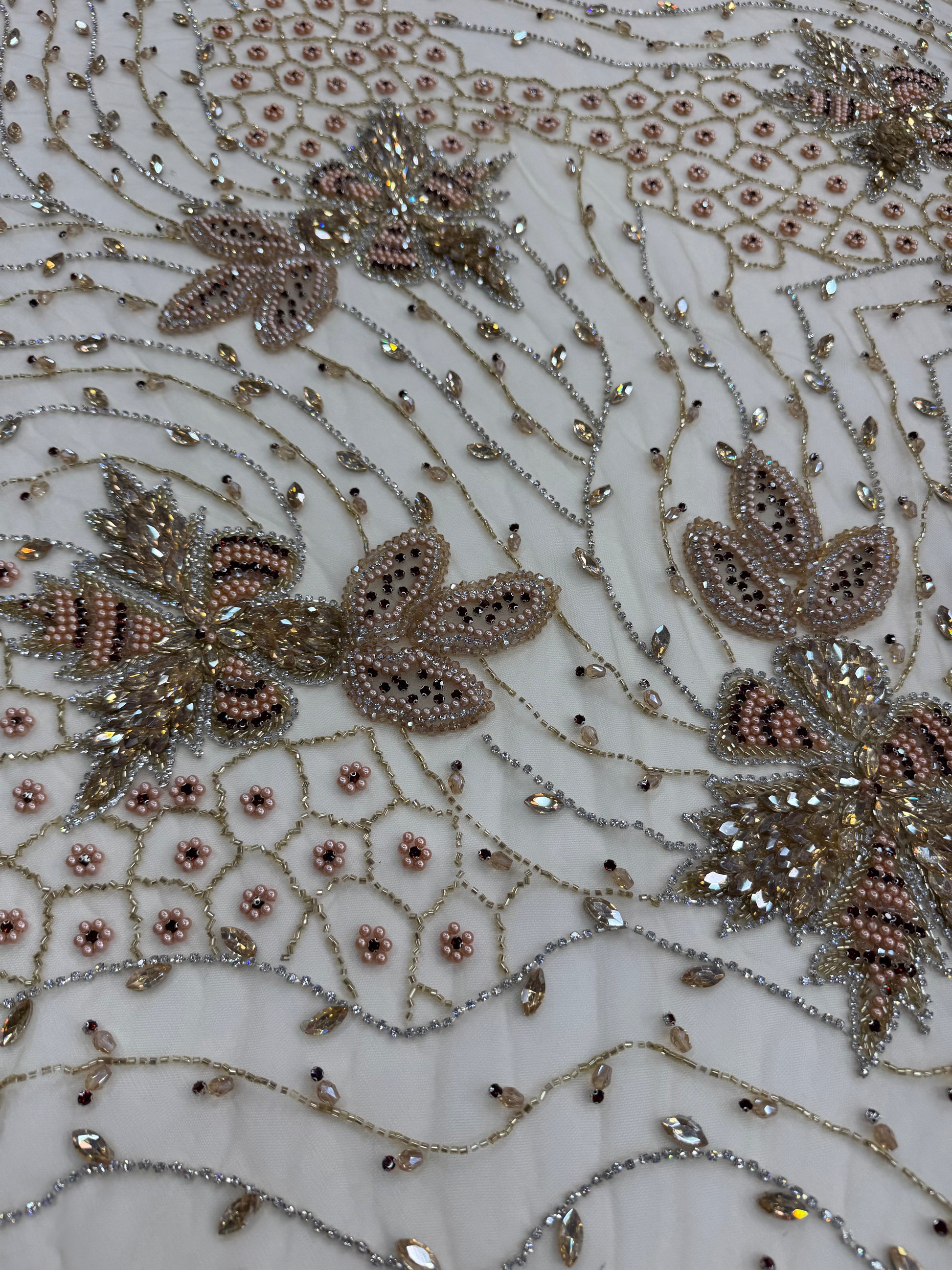Broderie luxoasă cu cristale si flori 3D pe tul nude Model J1 3428/140 cm/la metru