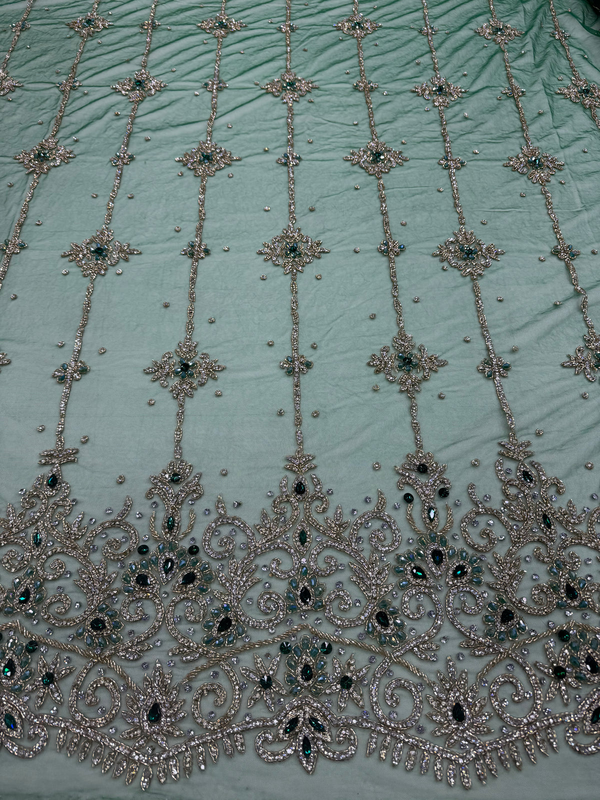 Broderie pe Tul verde cu Cristale – Material pentru Rochii de Ocazie, 140 cm/la metru J1 3380
