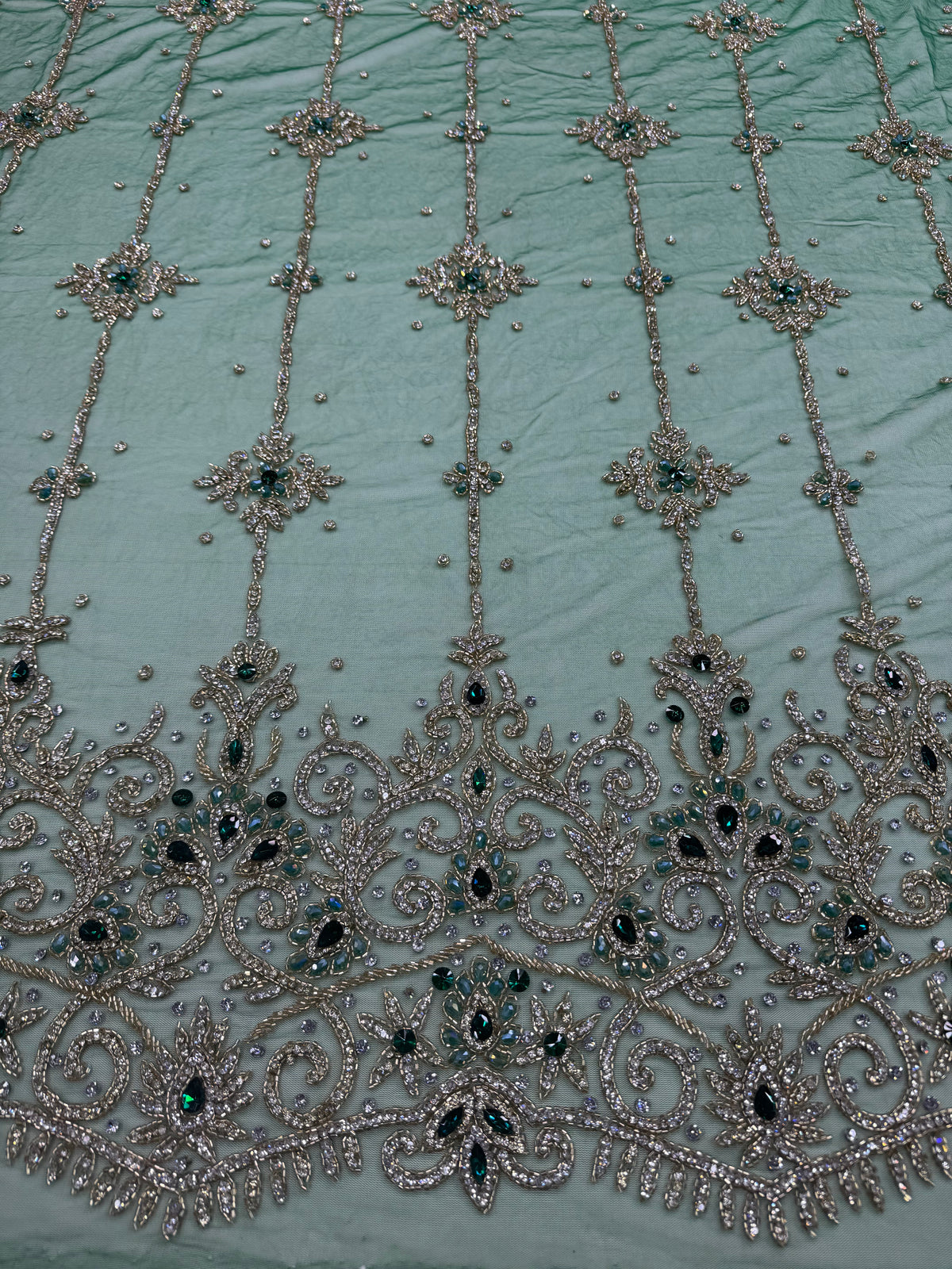 Broderie pe Tul verde cu Cristale – Material pentru Rochii de Ocazie, 140 cm/la metru J1 3380