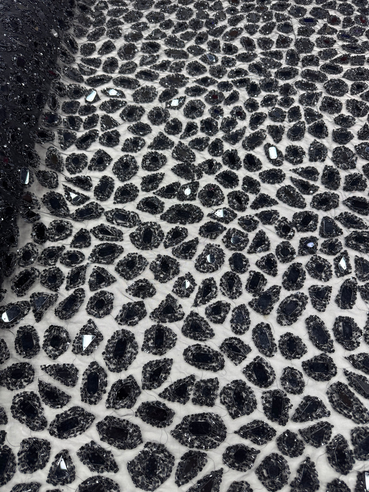 Broderie pe tul Model STR102, latime 140 cm, cu pietre tip oglinda, margele si cristale premium /la metru